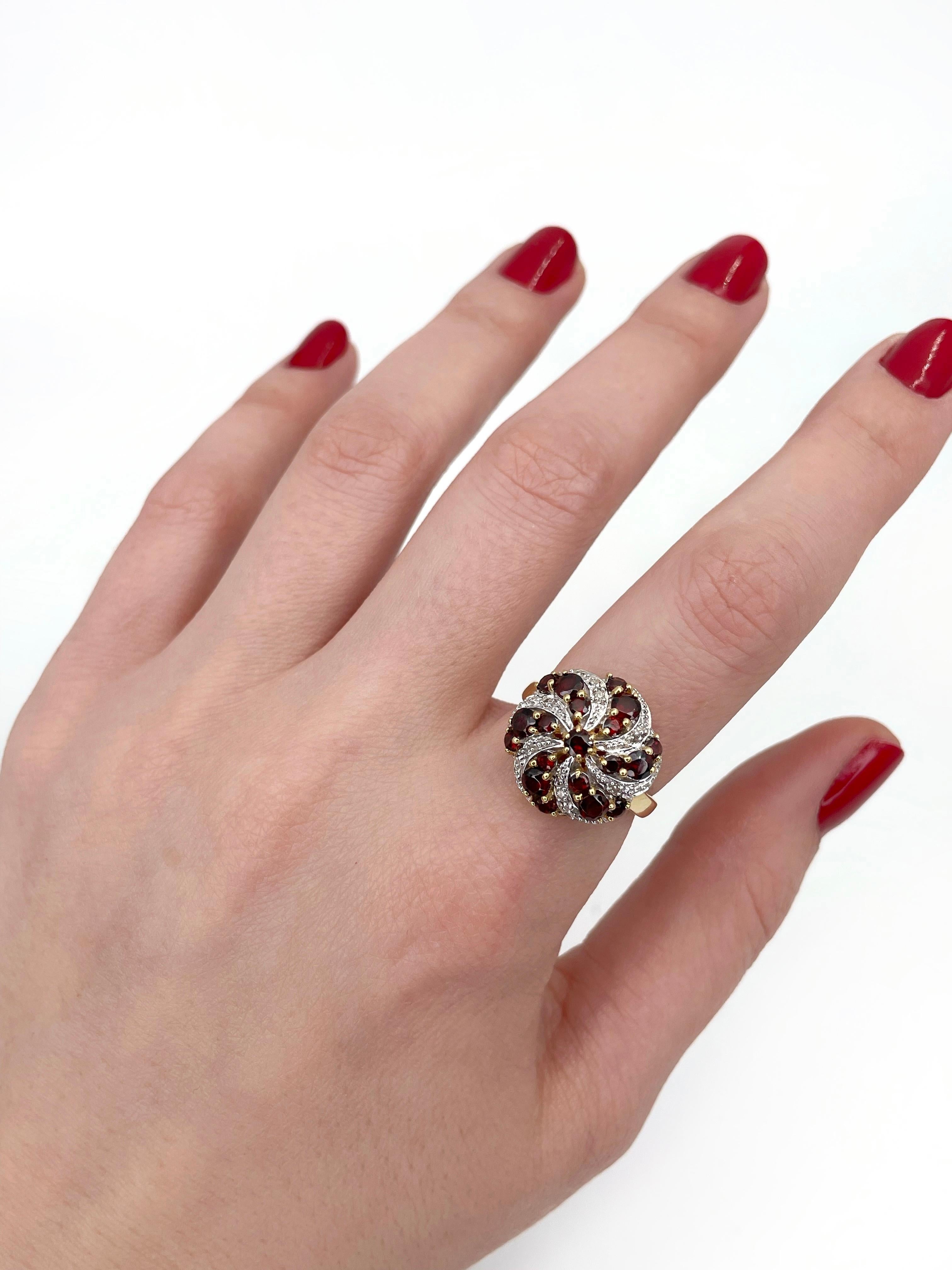 Vintage 18 Karat Gold Red Garnet 0.03 Carat Diamond Cocktail Ring In Good Condition In Vilnius, Vilniaus apskr.