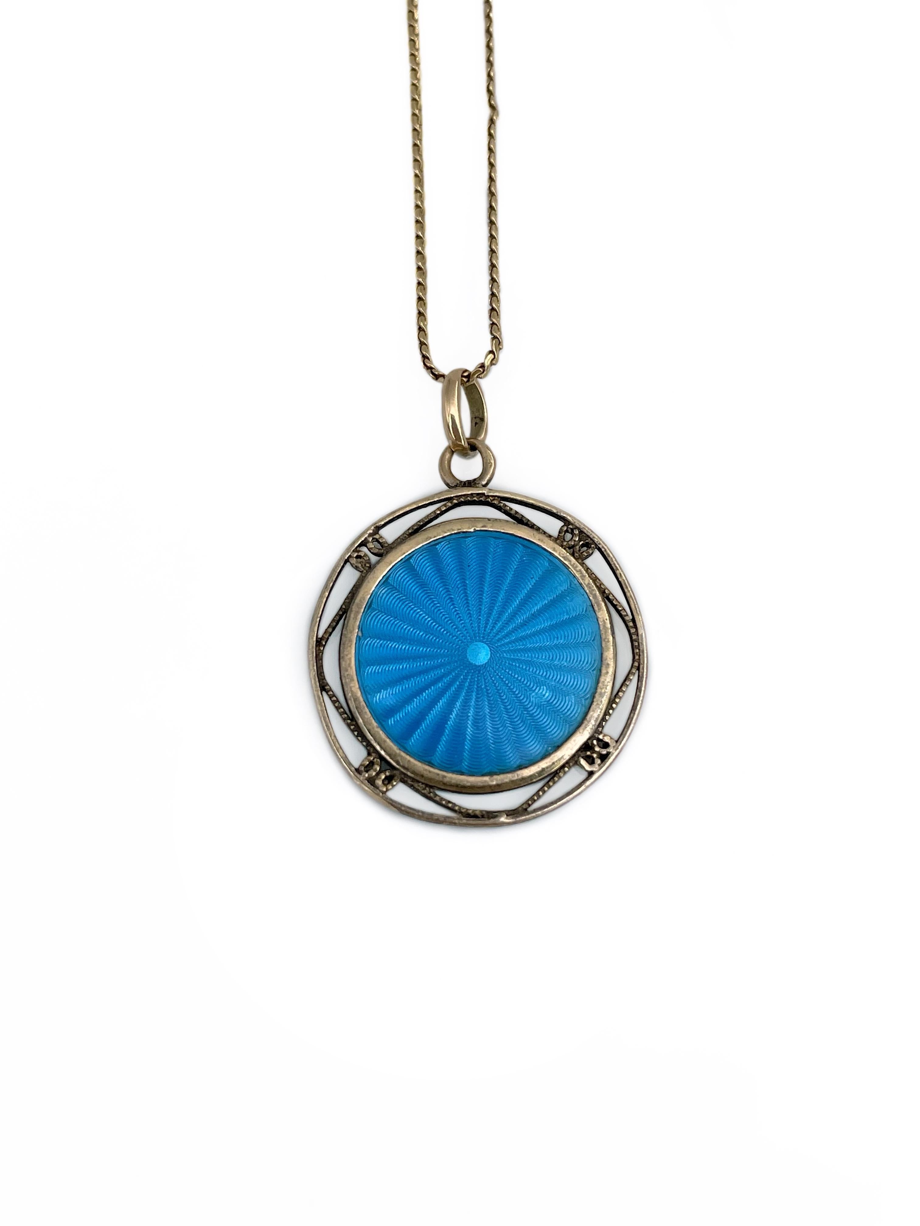 Vintage 18 Karat Gold St. Anne D’Auray Blue Enamel Medallion Pendant Necklace In Good Condition For Sale In Vilnius, LT
