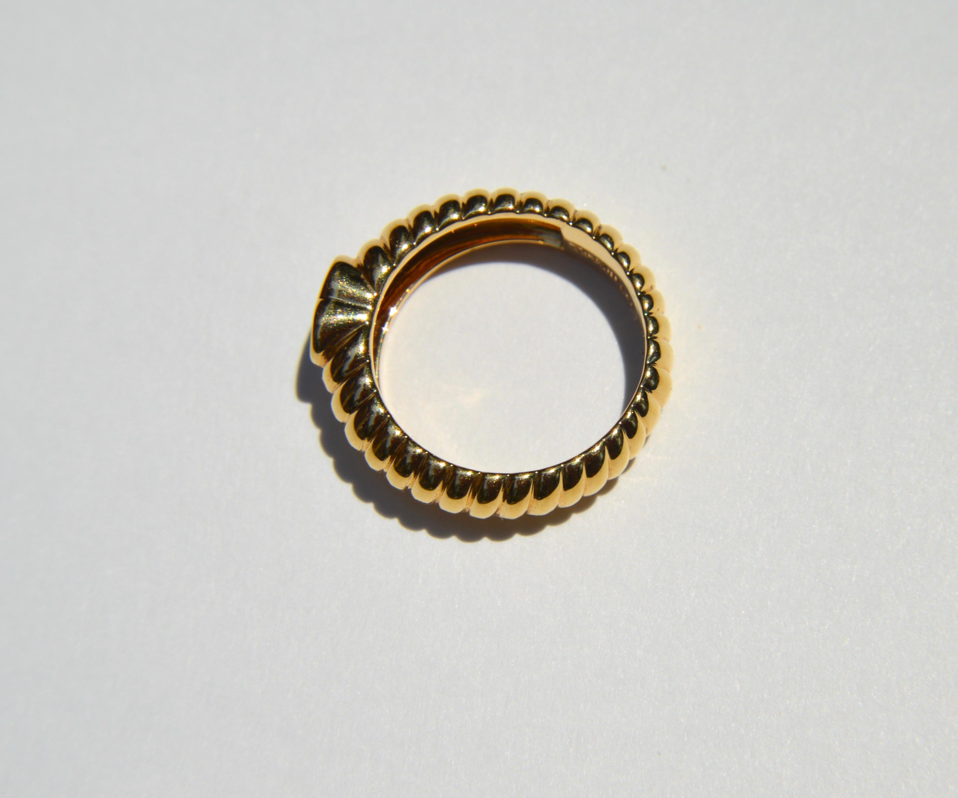 Modern Vintage 18 Karat Gold Tiffany & Co .44 Carat Peridot Ribbed Heart Band Ring