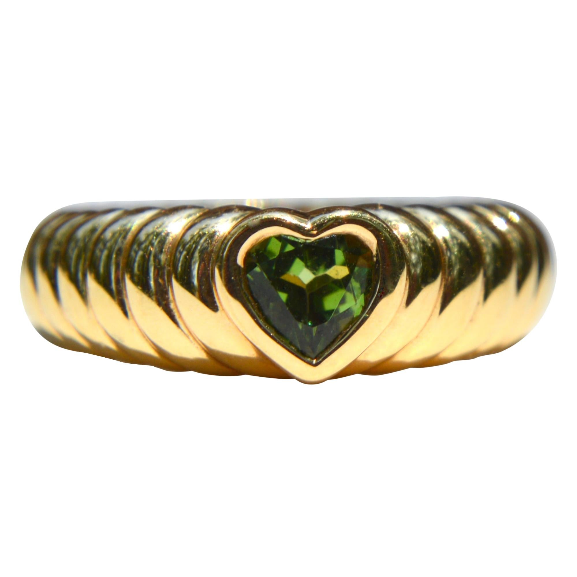 Vintage 18 Karat Gold Tiffany & Co .44 Carat Peridot Ribbed Heart Band Ring