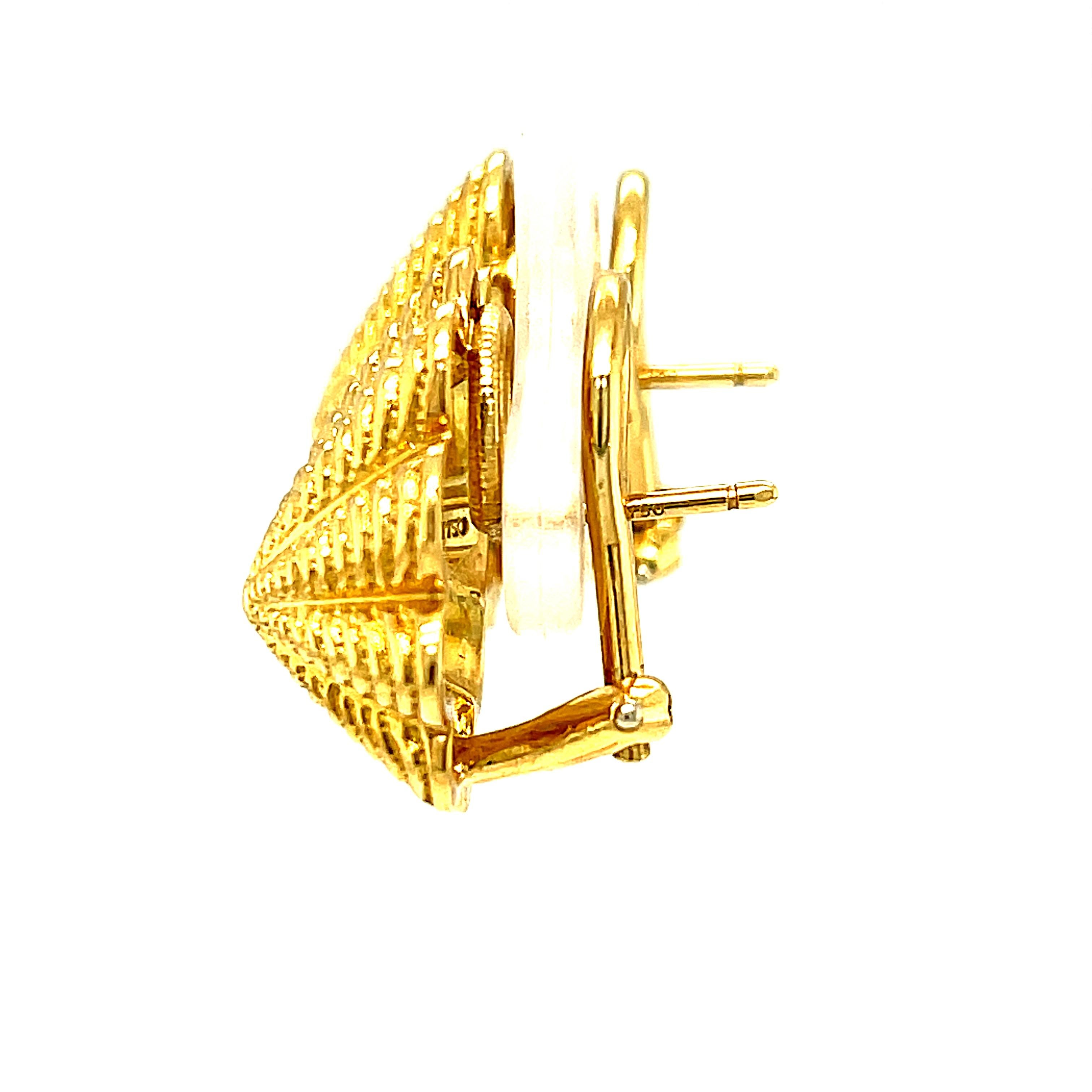 Vintage 18k Tiffany & Co. Ohrringe von Schlumberger:: ca. 1980. Diese Ohrringe wurden Limpet genannt. Es handelt sich um geriffelte:: leicht gewölbte Ohrringe:: die auf das Ohr passen. Sie sind angenehm zu tragen und passen gut zu alltäglichen
