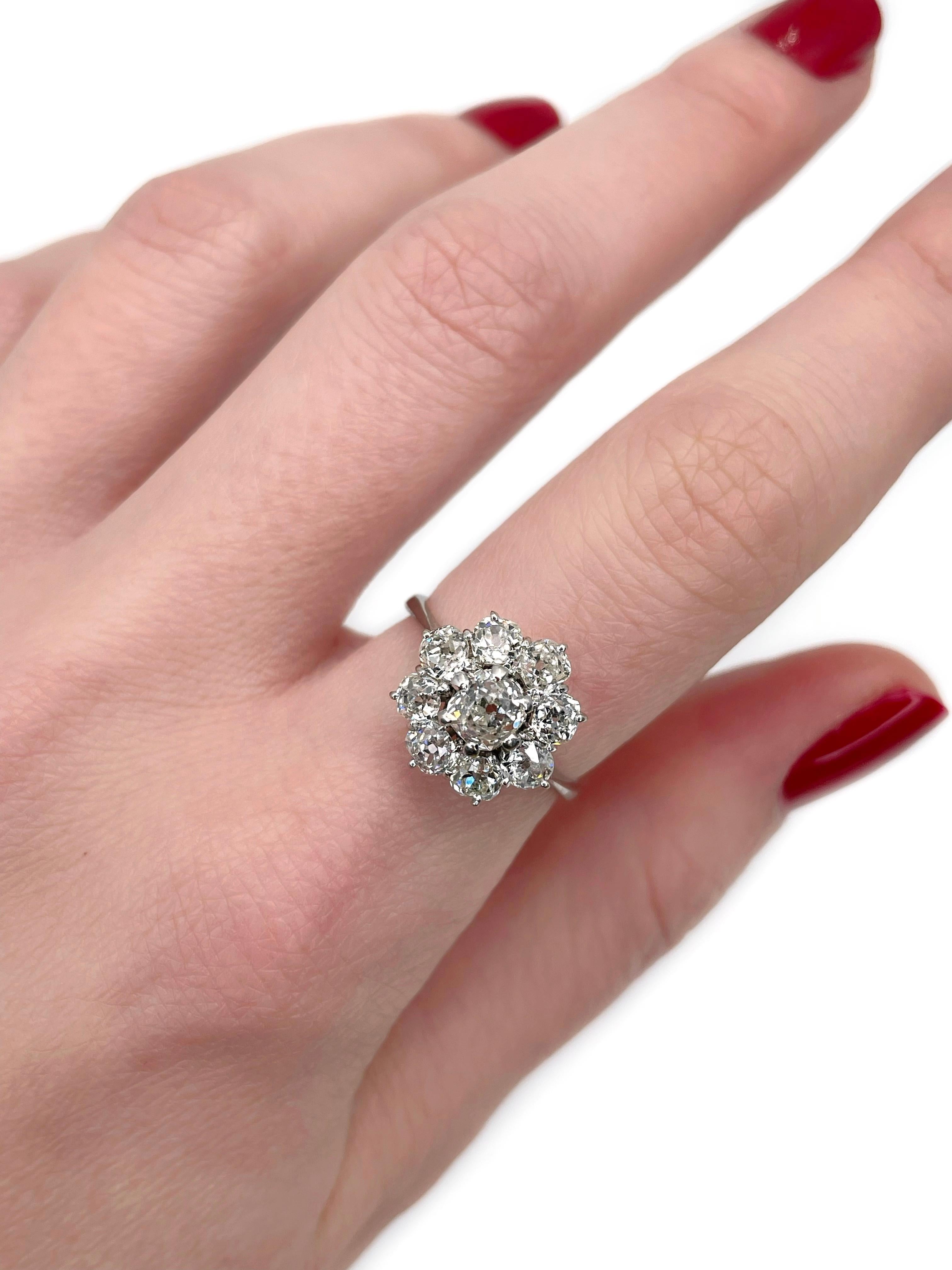 Dies ist ein Vintage-Cluster-Ring im viktorianischen Stil, gefertigt aus 18 Karat Weißgold. Circa 1960. 

Das Stück ist mit Diamanten im Altminenschliff (TW ~1,85ct) besetzt. 

Signiert mit 