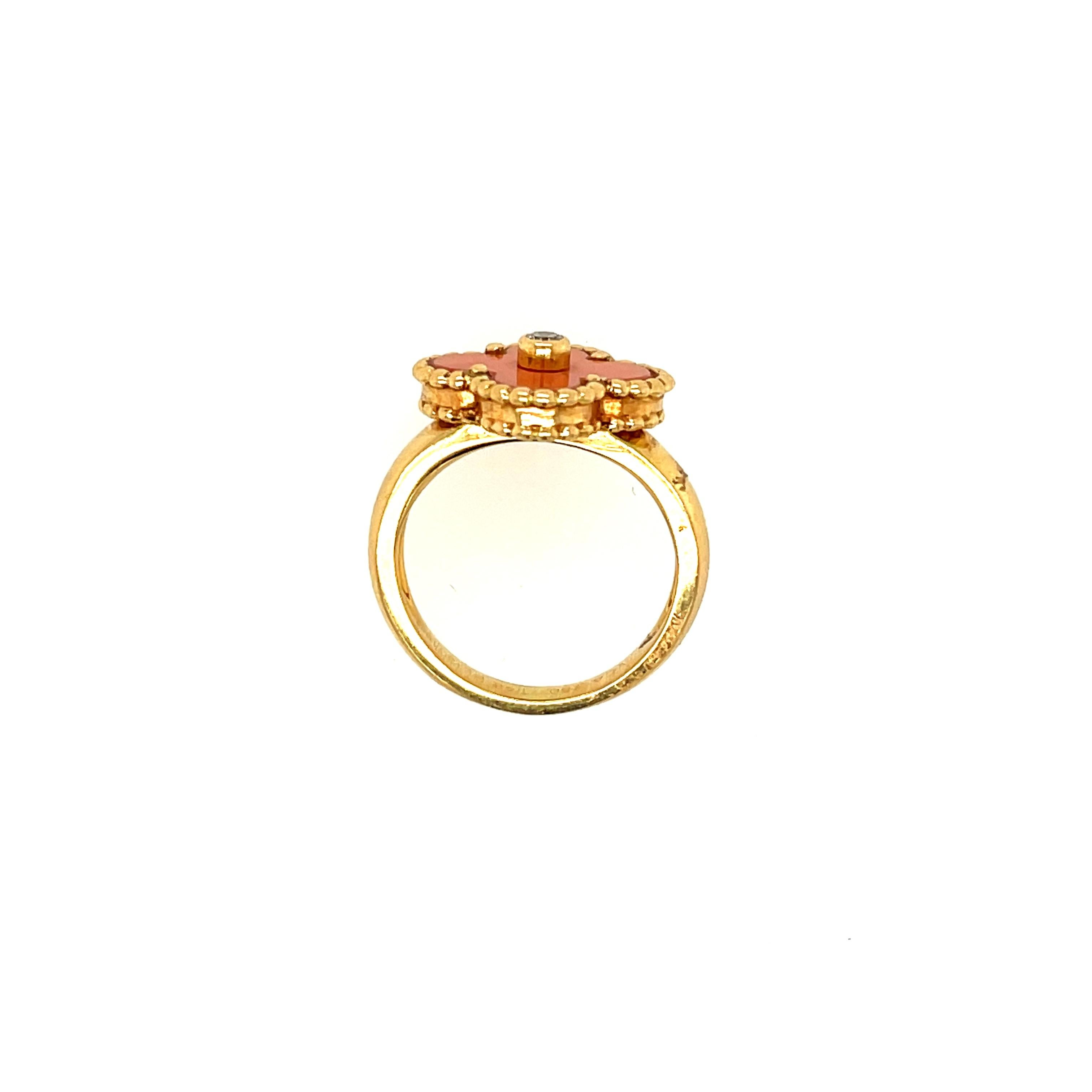 Alhambra-Ring aus 18 Karat Gold von Van Cleef & Arpels, um 1980. Dieser Ring hat einen polierten Schaft und ist mit einer klassischen vierzackigen Blume mit einem kleinen Diamanten in der Mitte besetzt. Der Ring ist deutlich gestempelt VCA 18k mit