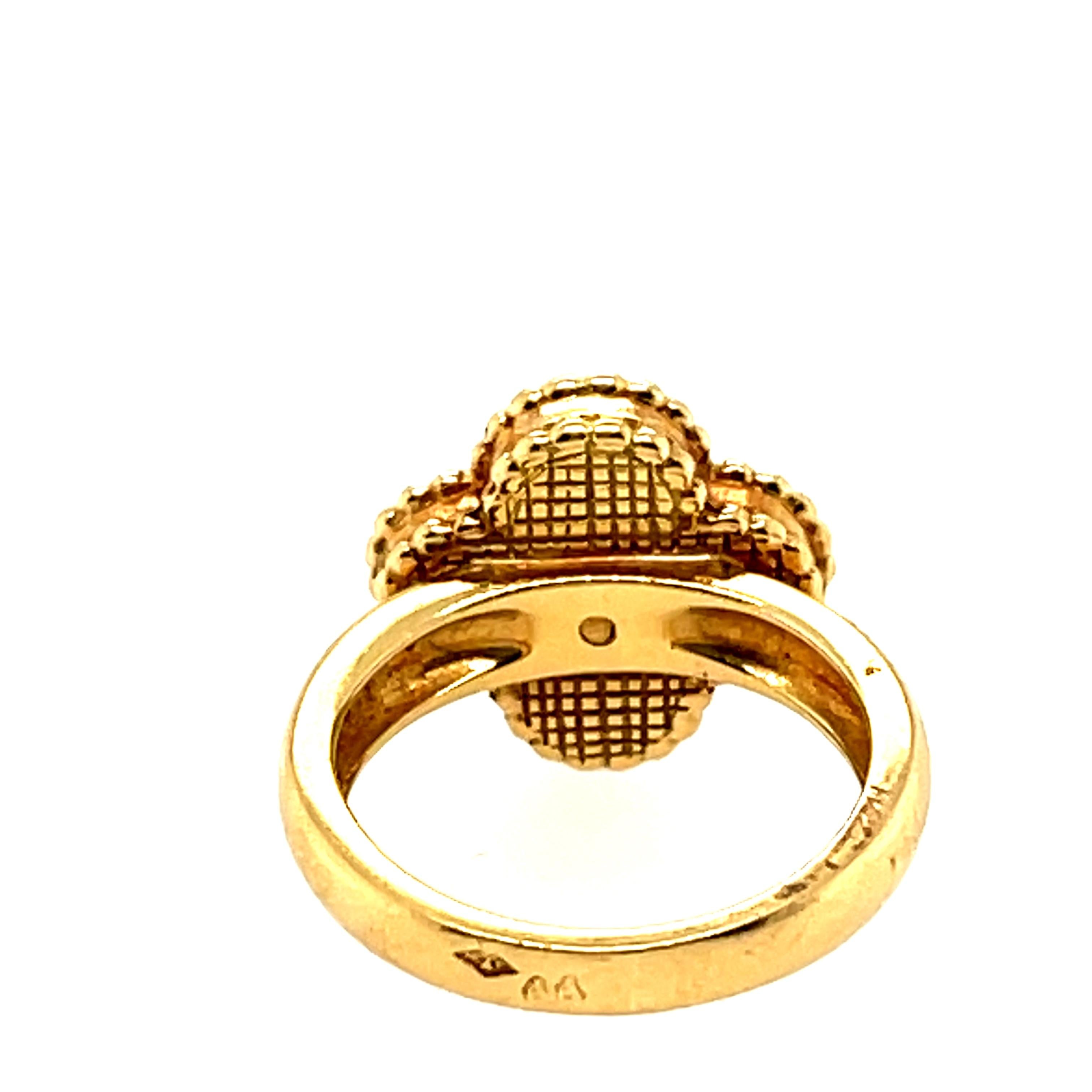 18 Karat Gold VCA Koralle Alhambra Ring im Zustand „Gut“ in New York, NY