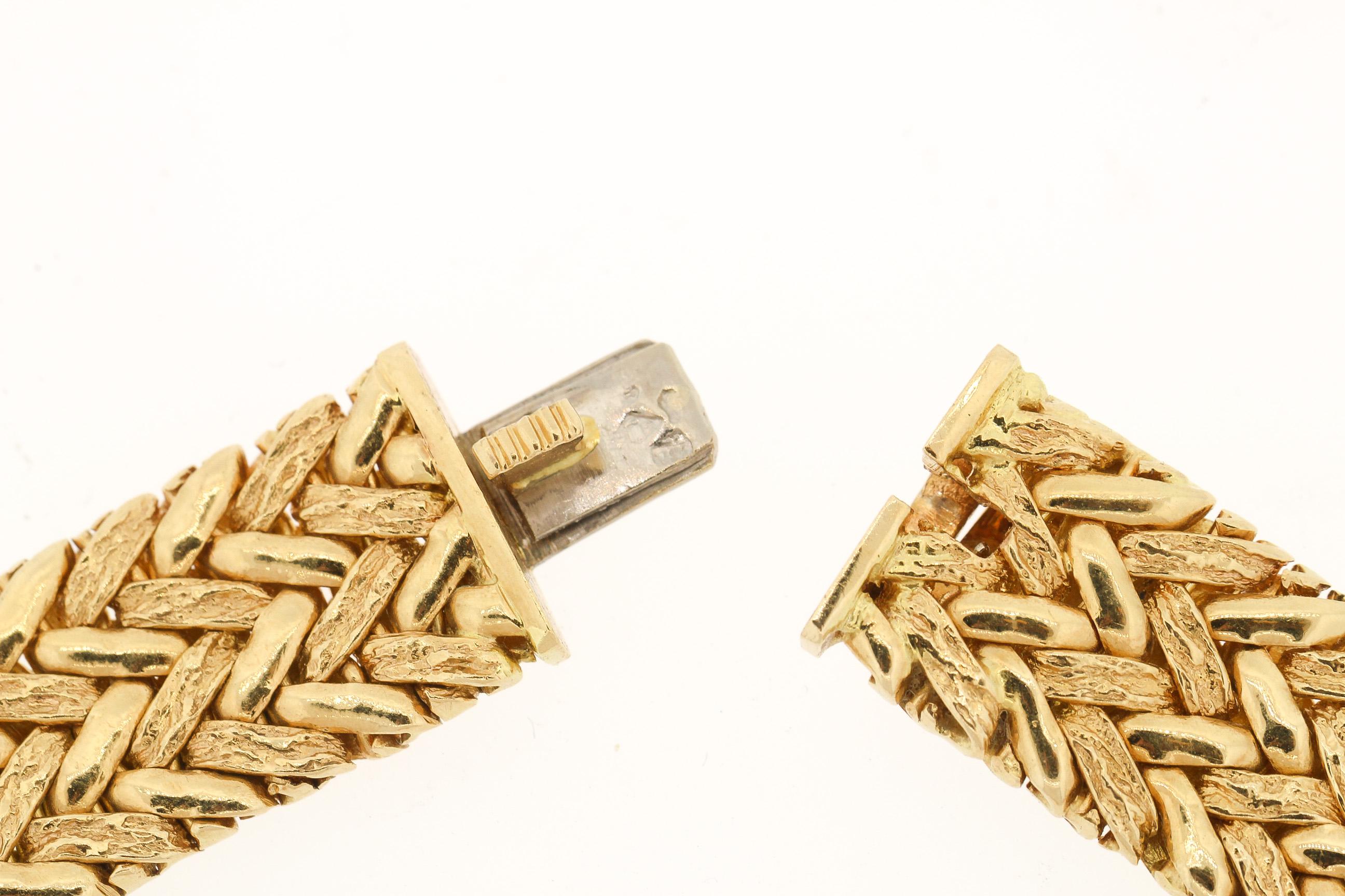 Eine stilvolle geflochtene Halskette aus 18 Karat Weiß- und Gelbgold und ein dazu passendes Ohrring-Set um 1965 von Georges L'Enfant. Das aufwendig geflochtene Gold ist ein Markenzeichen der französischen Werkstatt von Georges L'Enfant. Ähnliche