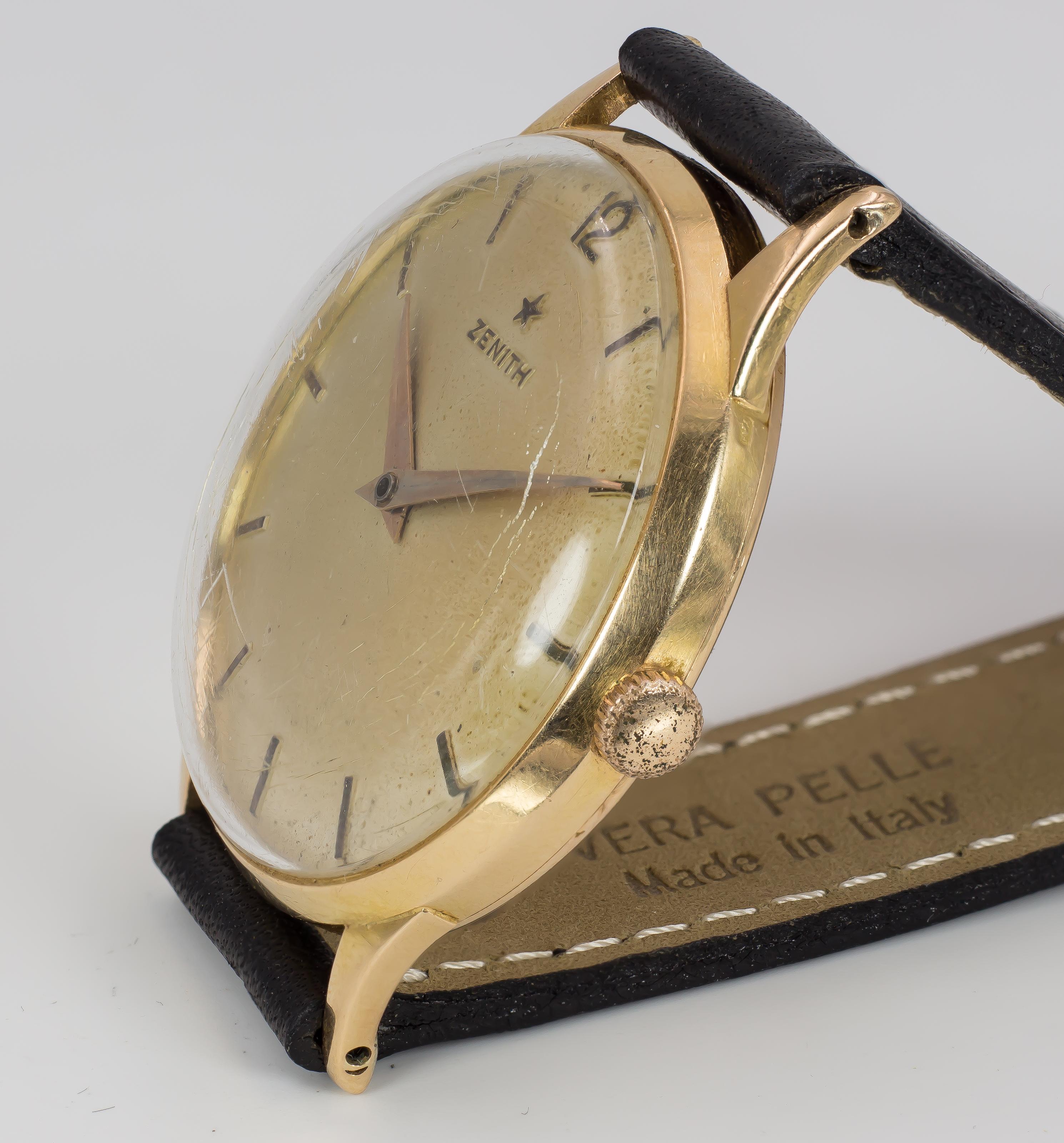A vintage 18K gold Zenith wrist watch, dating from the 1950s.
The watch is well working.

BRAND
Zenith

MATERIALS
18K gold

MEASUREMENTS
Diameter: 36 mm