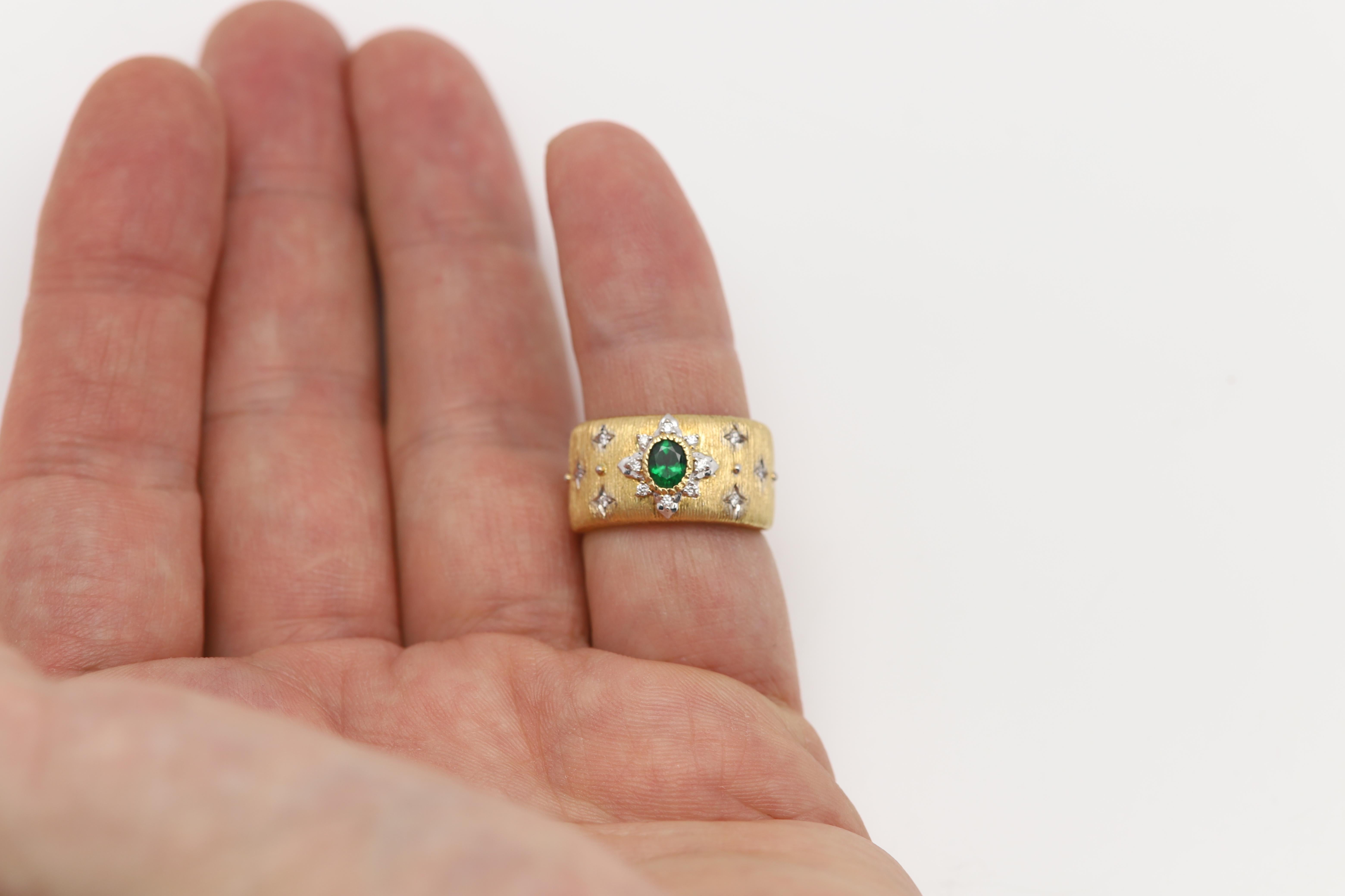 Oval Cut Vintage 18 Karat Green Tsavorite Ring Band Natural stones and Solid yellow gold For Sale