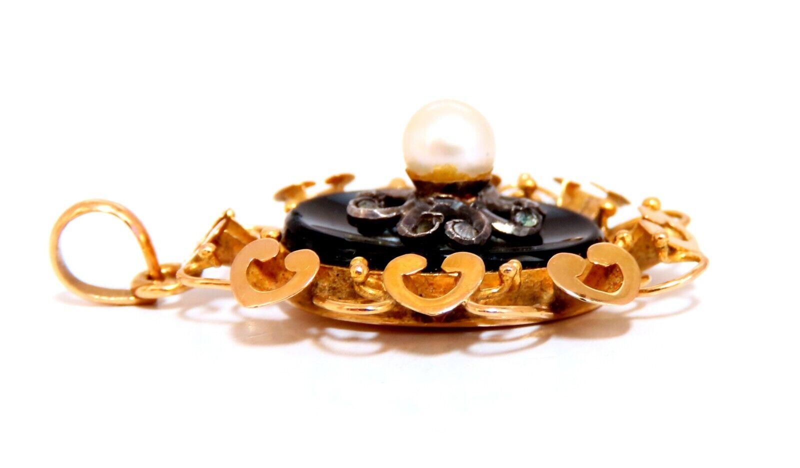 Vintage 18 Karat Pearl Onyx Fluted Frame Pendant In Excellent Condition For Sale In New York, NY