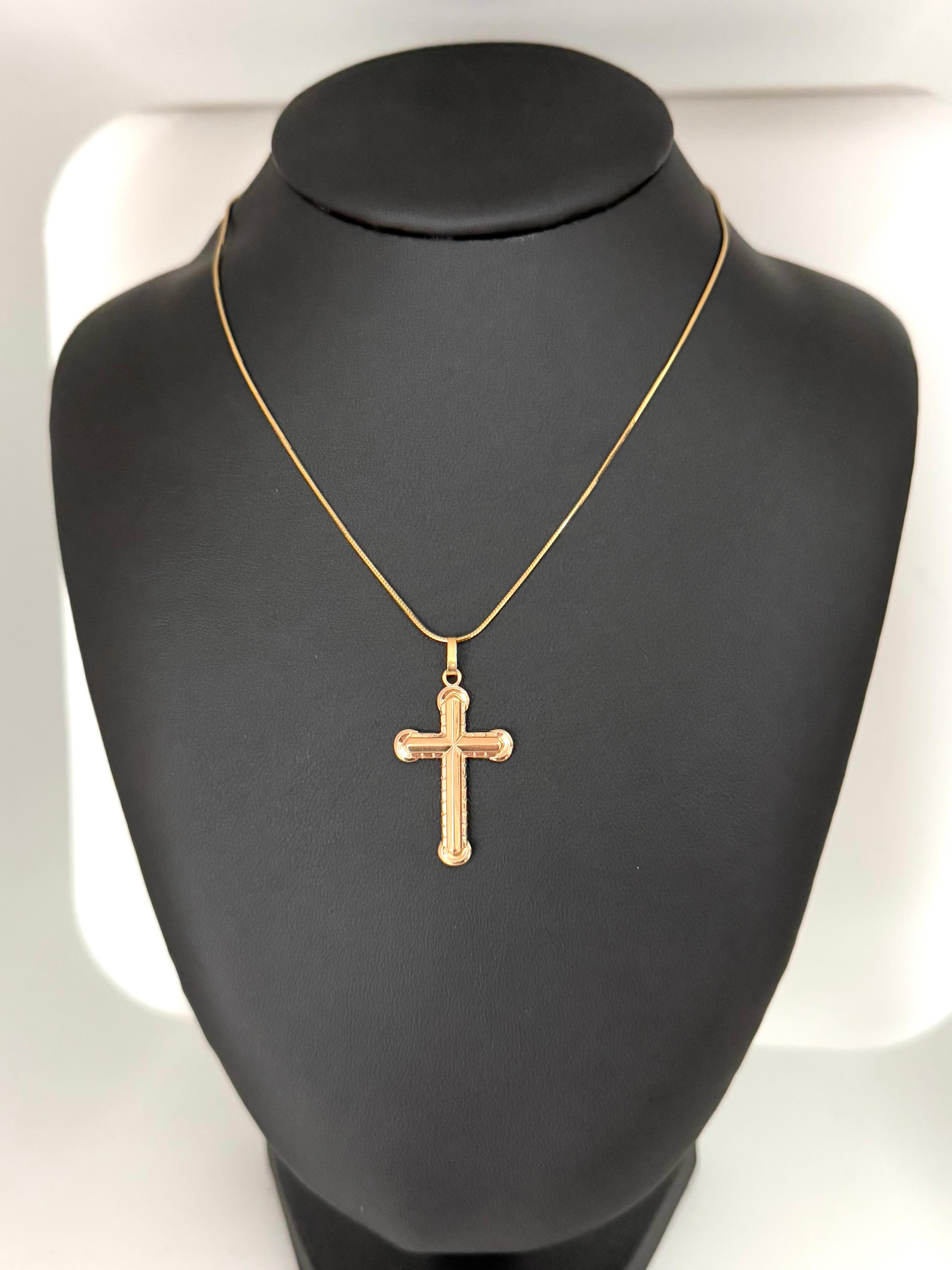 Questo elegante ciondolo a forma di croce tedesca vintage, realizzato in oro rosa 18 carati, è un bellissimo esempio di arte religiosa tradizionale europea. La tonalità morbida e calda dell'oro rosa ne esalta il carattere senza tempo, mentre il