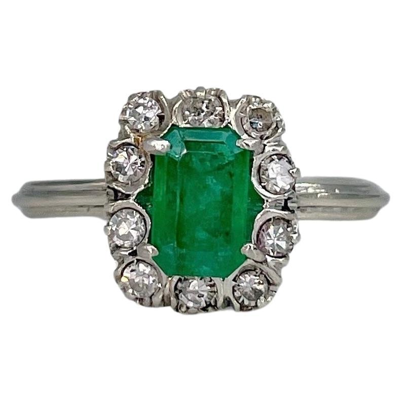 Rechteckiger Vintage 18 Karat Weißgold-Ring mit 0,65 Karat Smaragd und 0,20 Karat Diamant