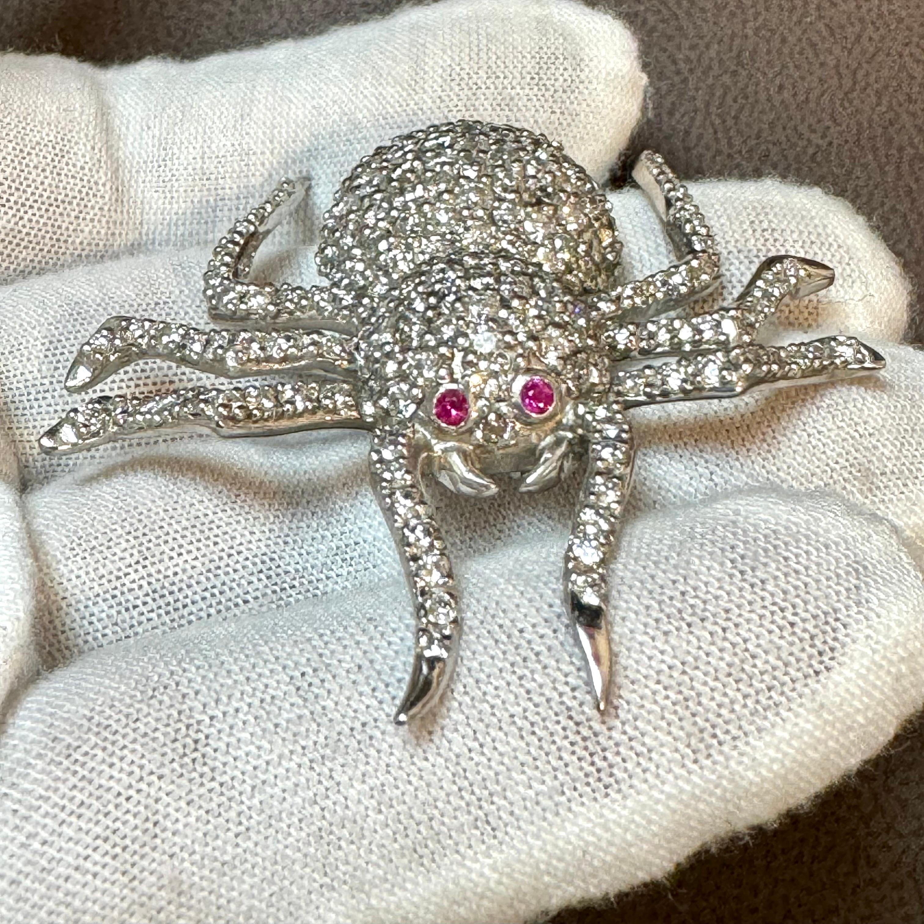 Épingle ancienne en forme d'araignée en diamants naturels  en or blanc 18 carats
Une broche Spider en diamant, sous la forme d'un  corps et thorax en forme de dôme et pattes tendues incrustées de  diamants, pesant un total de 7,7 carats, avec des