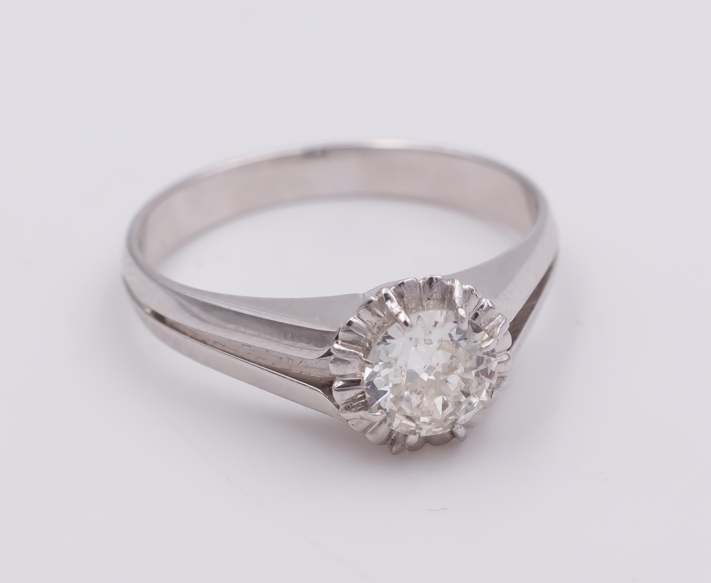 This vintage solitaire ring is set with a central 0.5ct round cut diamond and it is crafted in 18K white gold throughout. 

MATERIALS
18K white gold and 0.5ct round cut diamond

RING SIZE
6½ US (resizable)