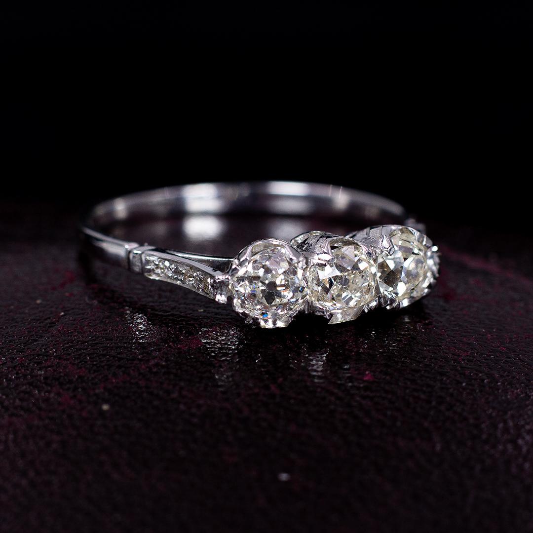 Vintage 18 Karat White Gold and 1.09 Carat Diamond Three-Stone Ring, 1950s In Good Condition In Bologna, IT