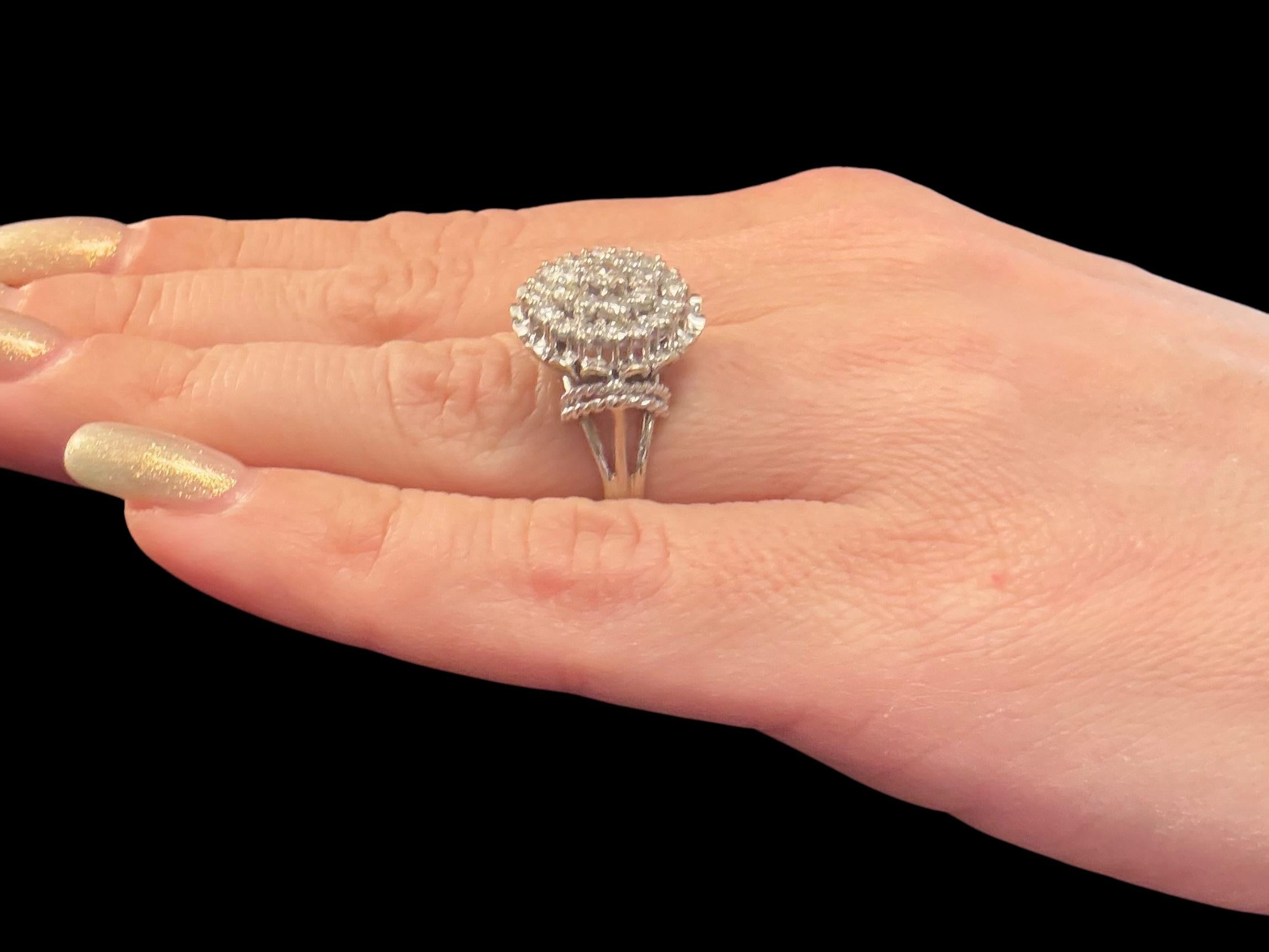 Bague cocktail vintage certifiée HRD en or blanc 18 carats et diamants Bon état - En vente à Esch sur Alzette, Esch-sur-Alzette