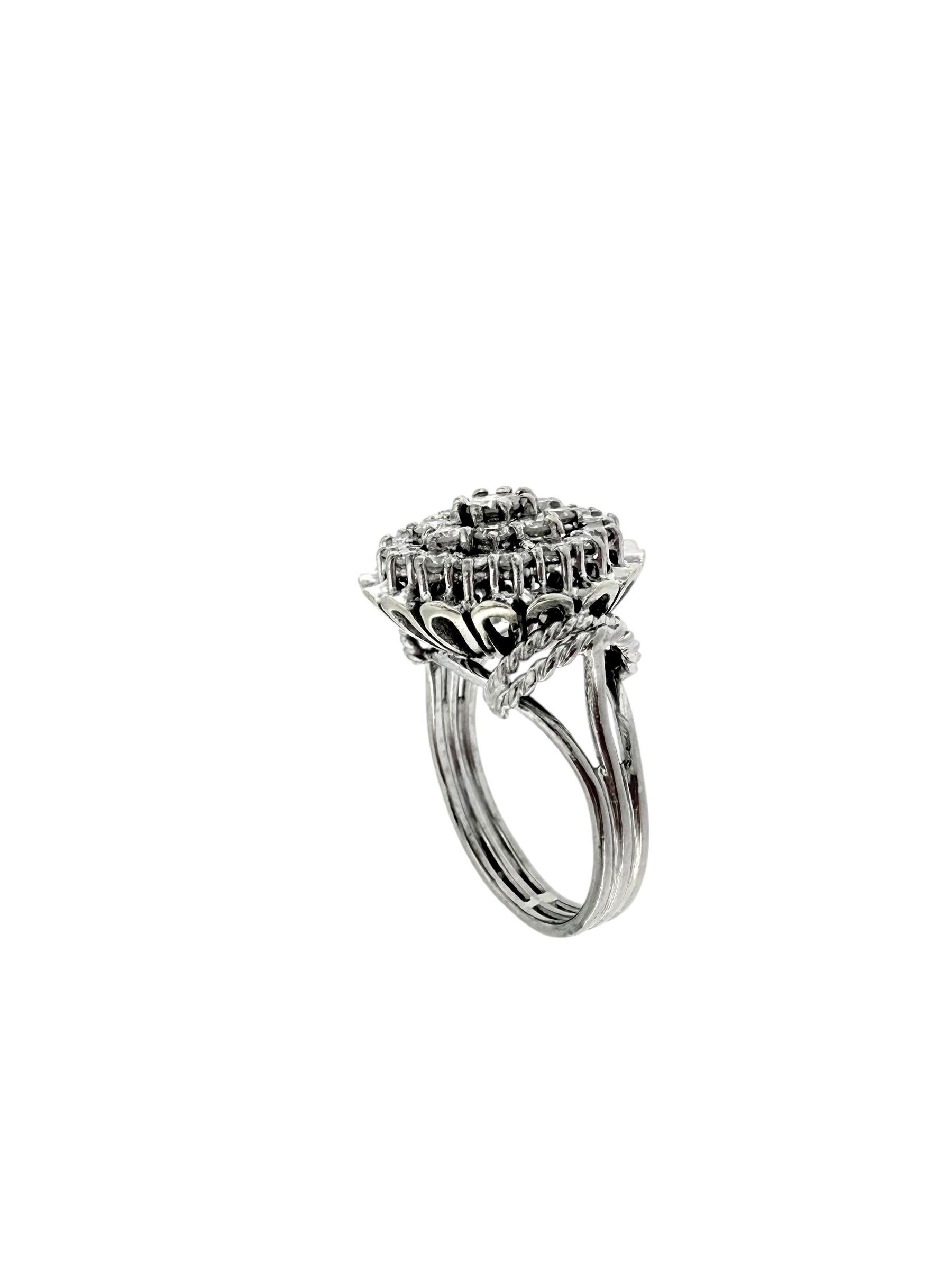 Bague cocktail vintage certifiée HRD en or blanc 18 carats et diamants Unisexe en vente