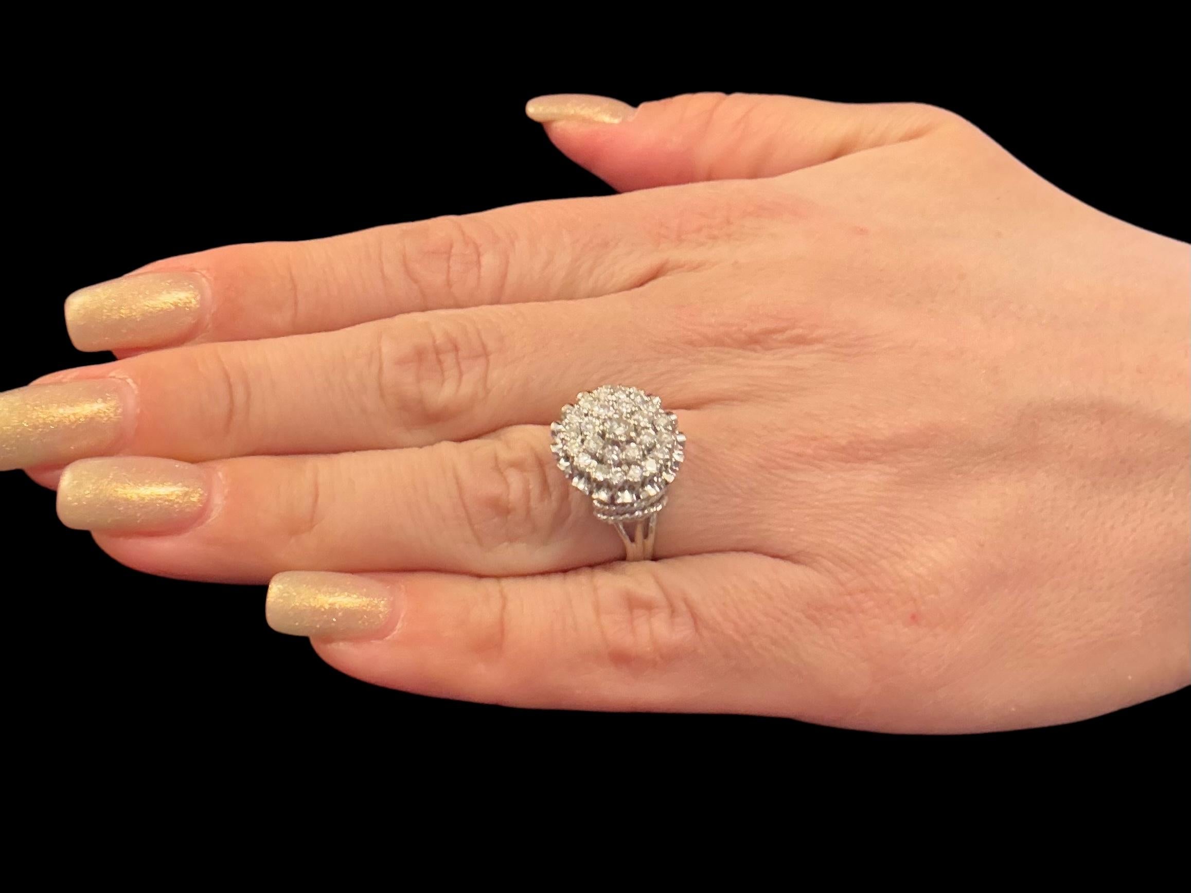 Bague cocktail vintage certifiée HRD en or blanc 18 carats et diamants en vente 1