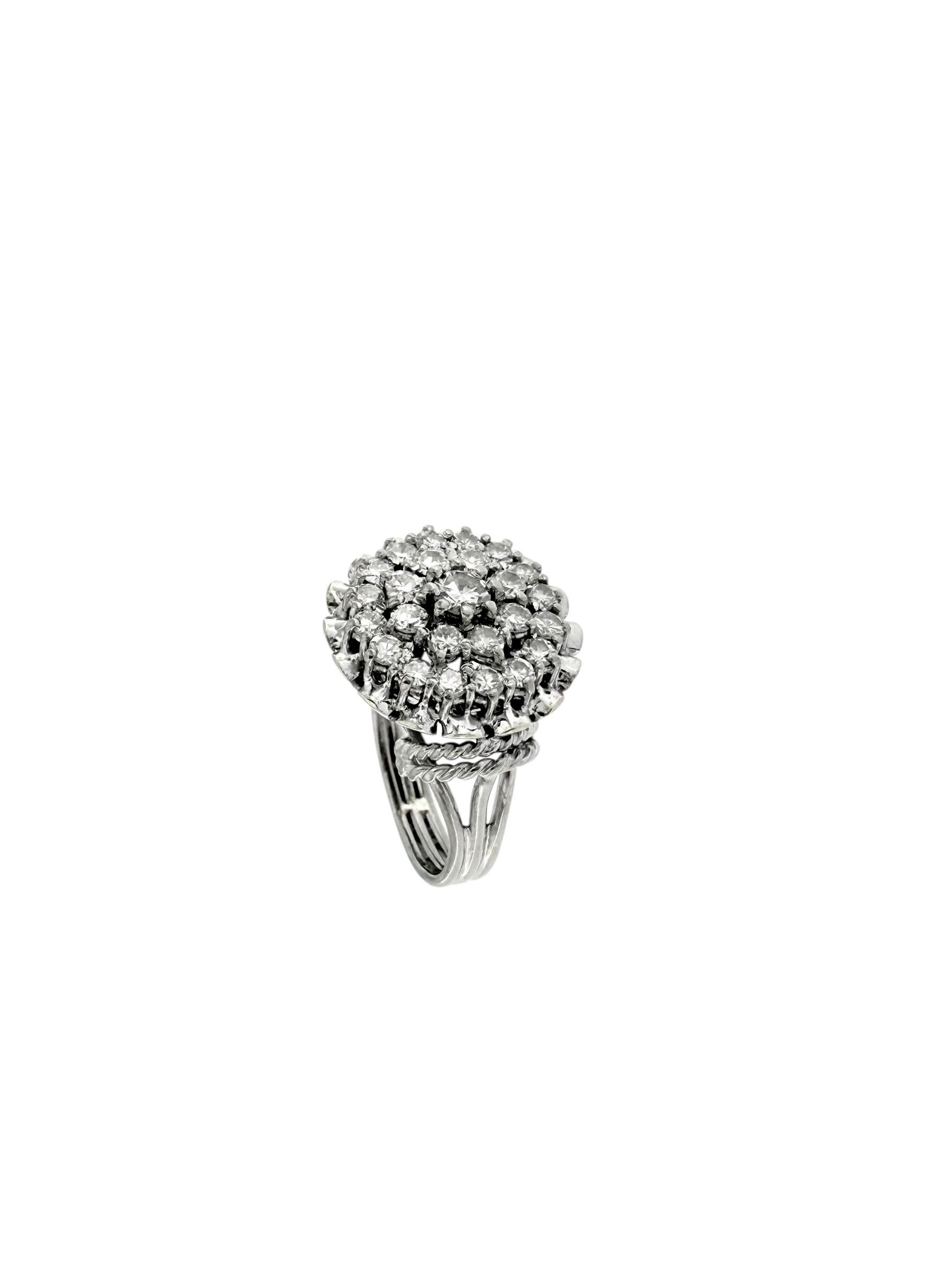 Bague cocktail vintage certifiée HRD en or blanc 18 carats et diamants en vente 2