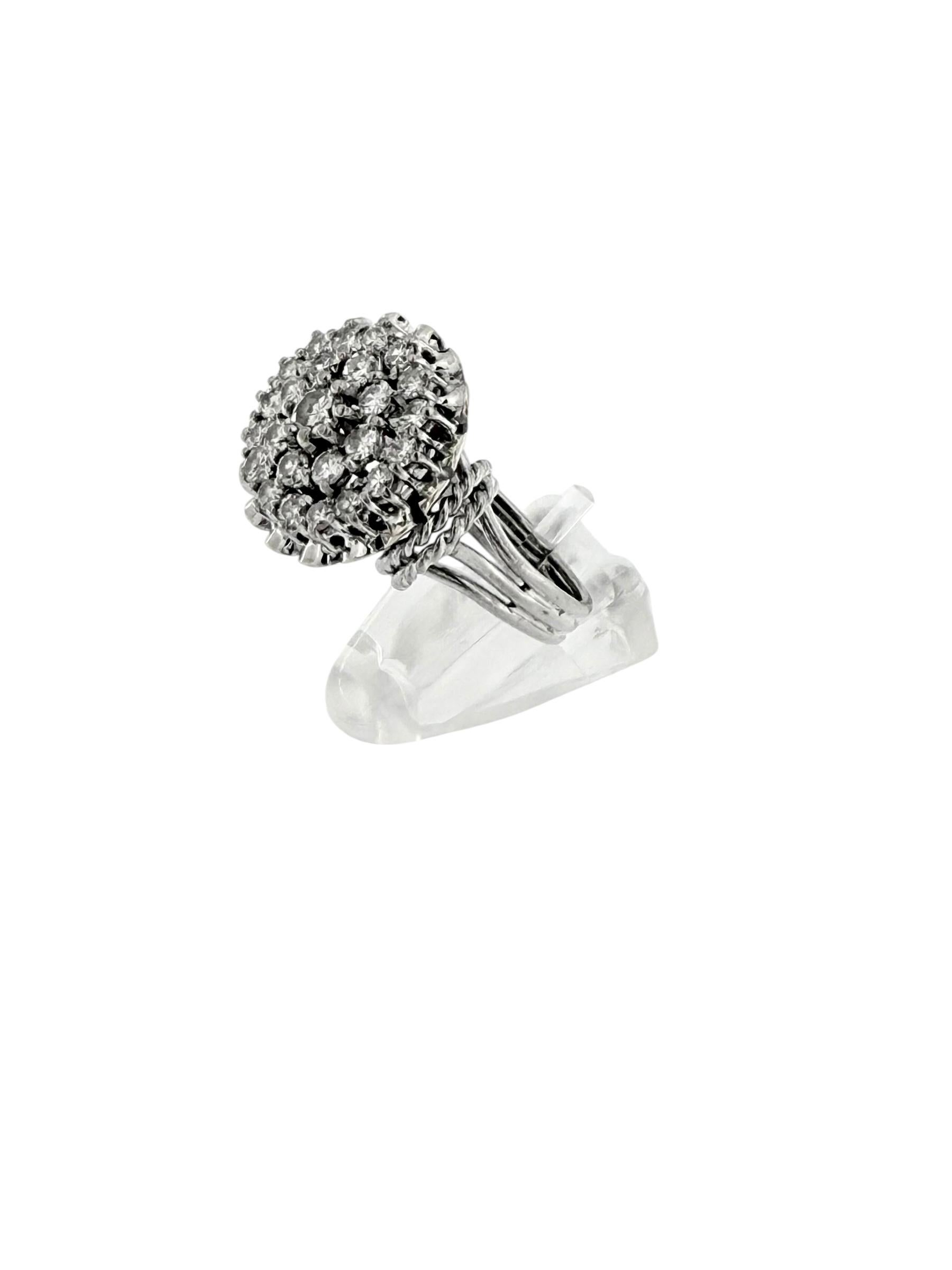 Bague cocktail vintage certifiée HRD en or blanc 18 carats et diamants en vente 3
