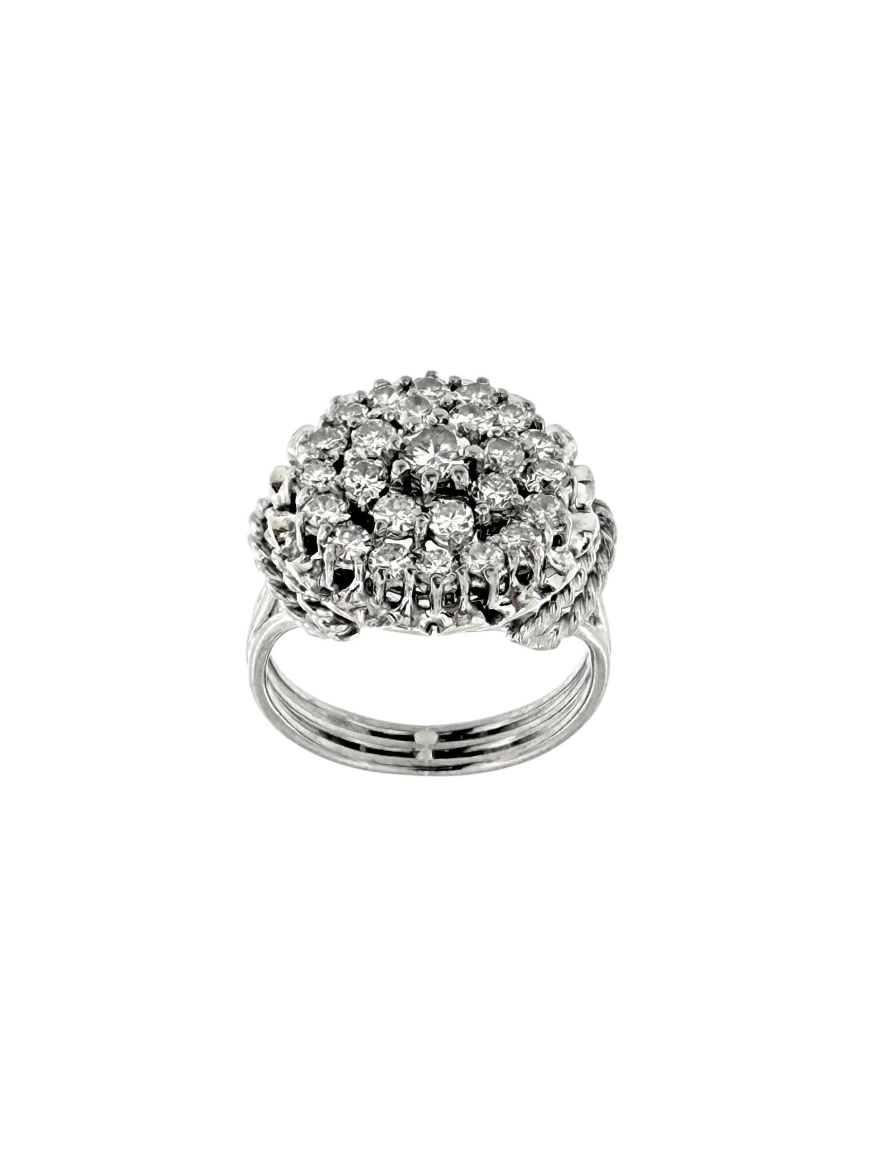Bague cocktail vintage certifiée HRD en or blanc 18 carats et diamants en vente 4