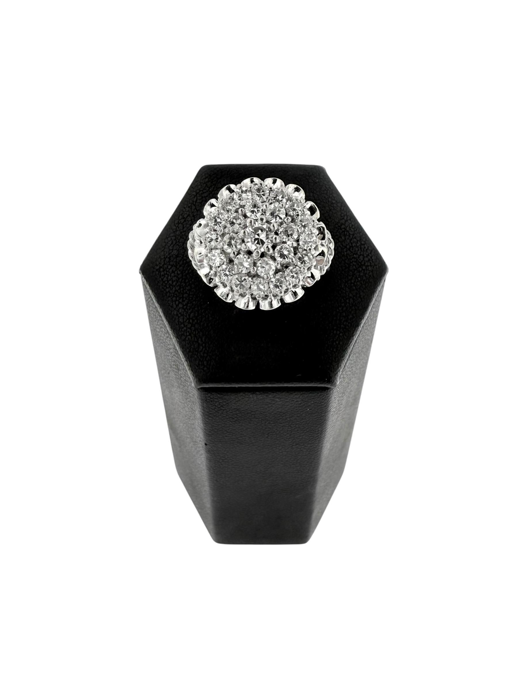 Bague cocktail vintage certifiée HRD en or blanc 18 carats et diamants en vente 5