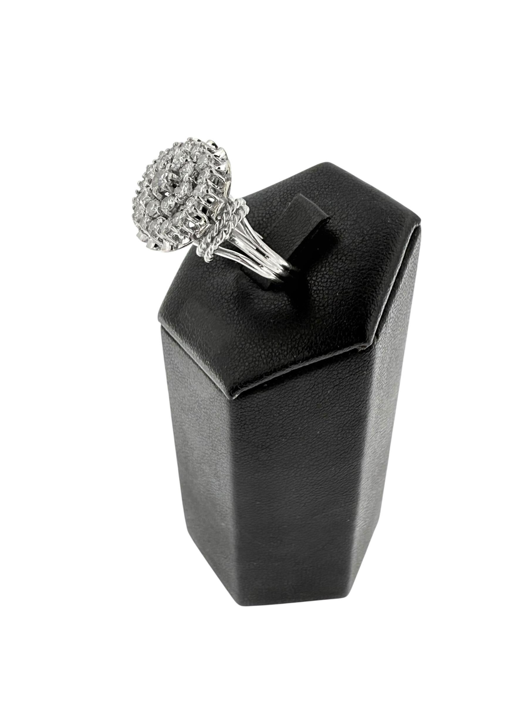 Bague cocktail vintage certifiée HRD en or blanc 18 carats et diamants en vente 6