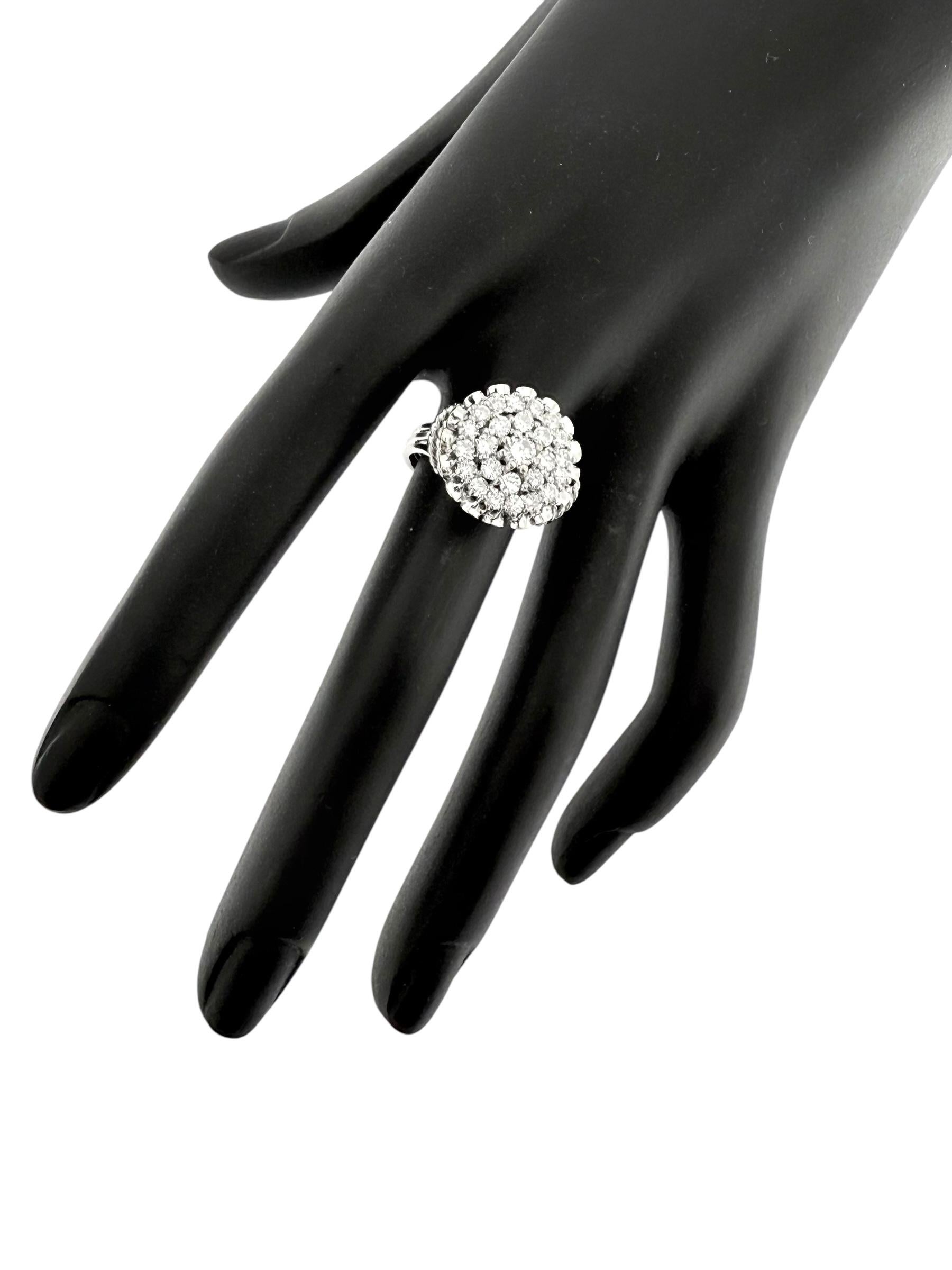 Bague cocktail vintage certifiée HRD en or blanc 18 carats et diamants en vente 7