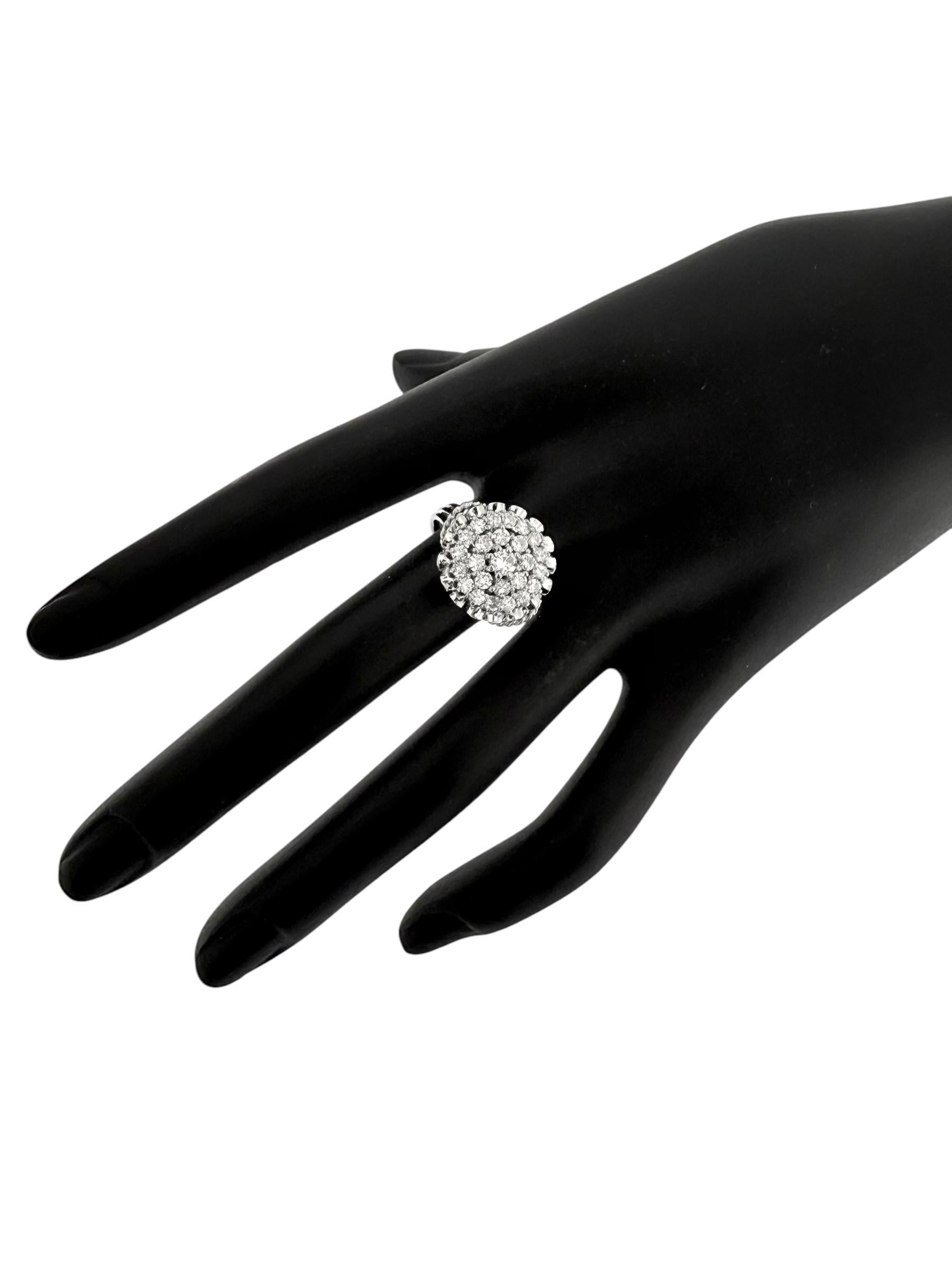 Bague cocktail vintage certifiée HRD en or blanc 18 carats et diamants en vente 8