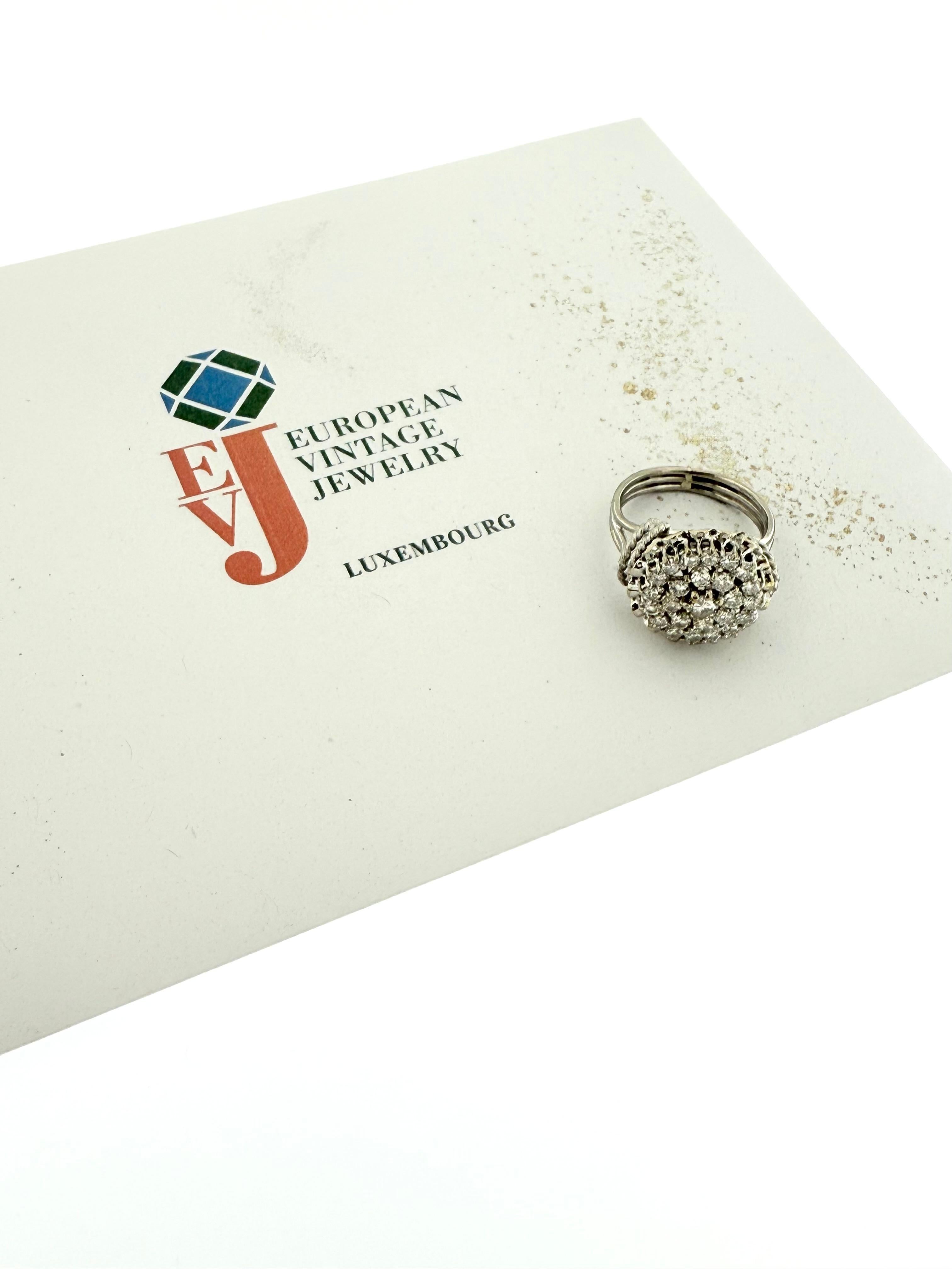 Anneau supérieur : diamètre : 1.8cm, hauteur : 1cm

Entrez dans un monde d'élégance d'inspiration vintage avec cette superbe bague en or blanc certifiée HRD, ornée de 25 diamants naturels totalisant 1,40 carat. Cette pièce exquise capture l'essence