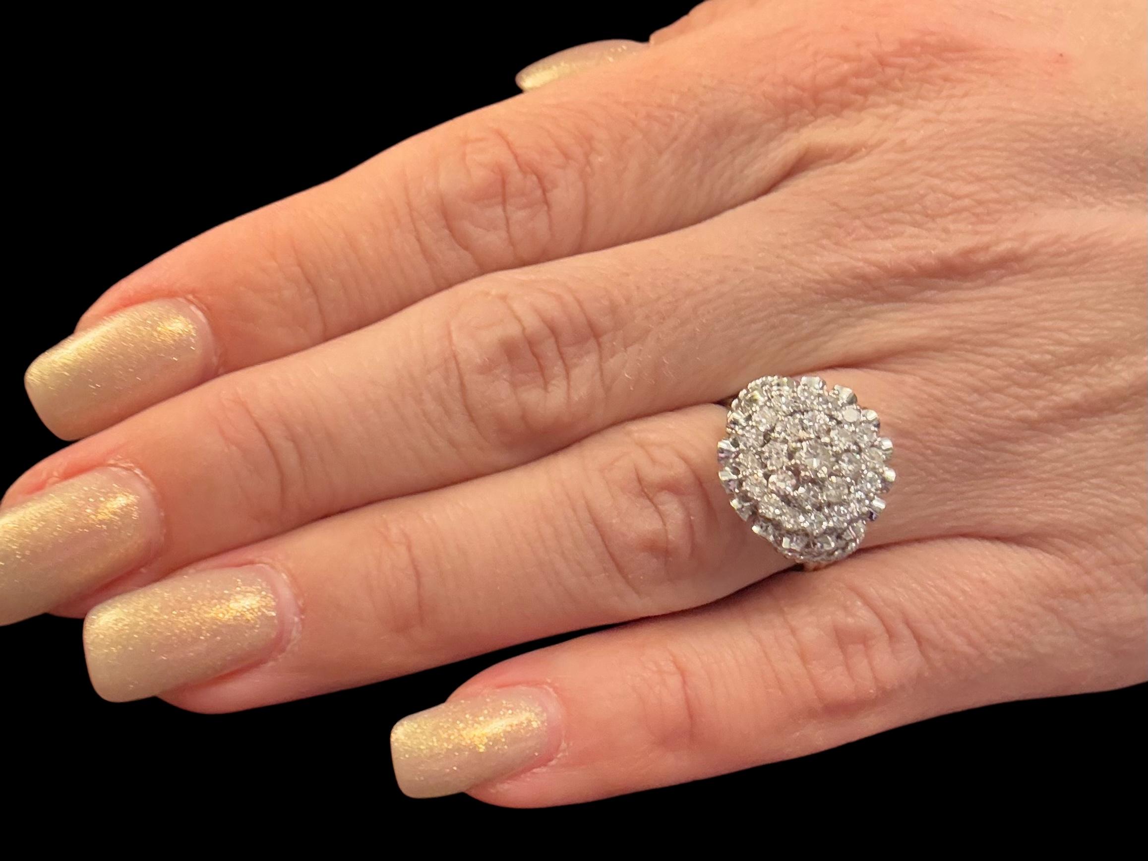 Art déco Bague cocktail vintage certifiée HRD en or blanc 18 carats et diamants en vente
