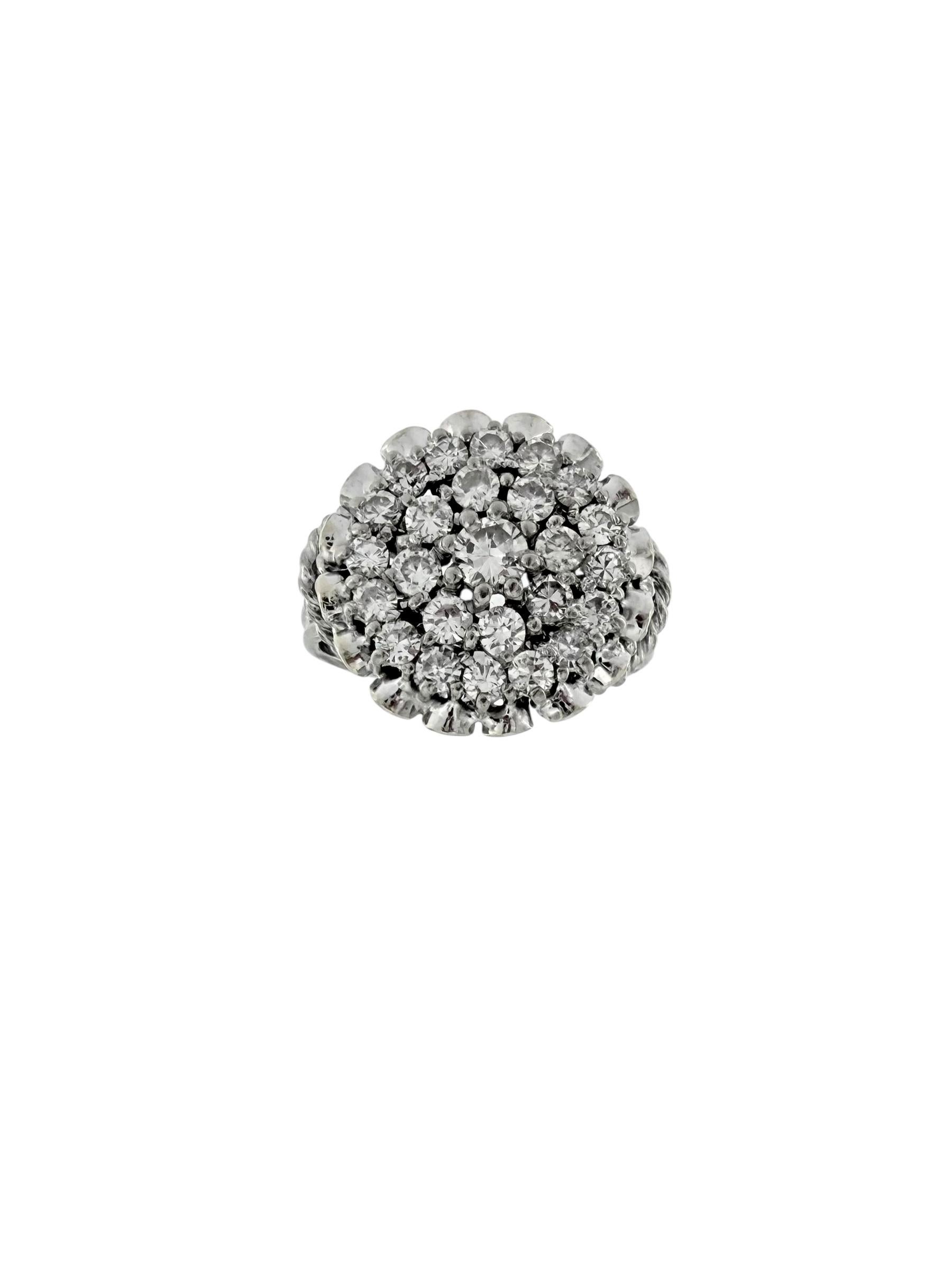 Taille brillant Bague cocktail vintage certifiée HRD en or blanc 18 carats et diamants en vente