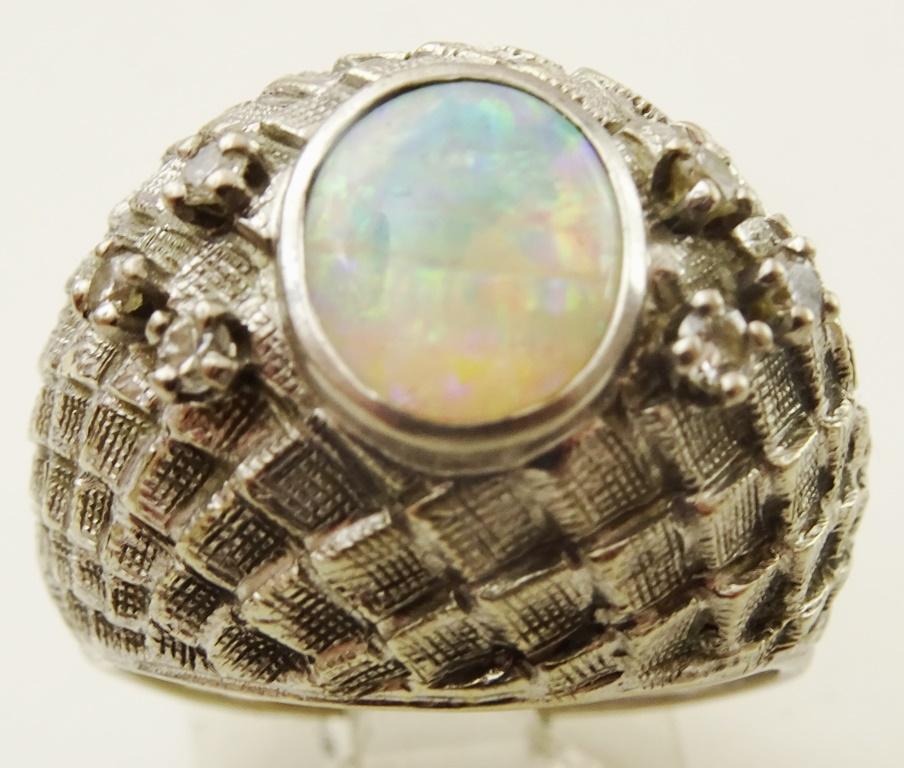 We have here for sale a ring made in the 1960's, in what can be called a mid century style.
It is made in 18 karat White gold.
The Ring has been acid tested to ascertain the quality of the gold.
The design is abstract but very pleasing to the