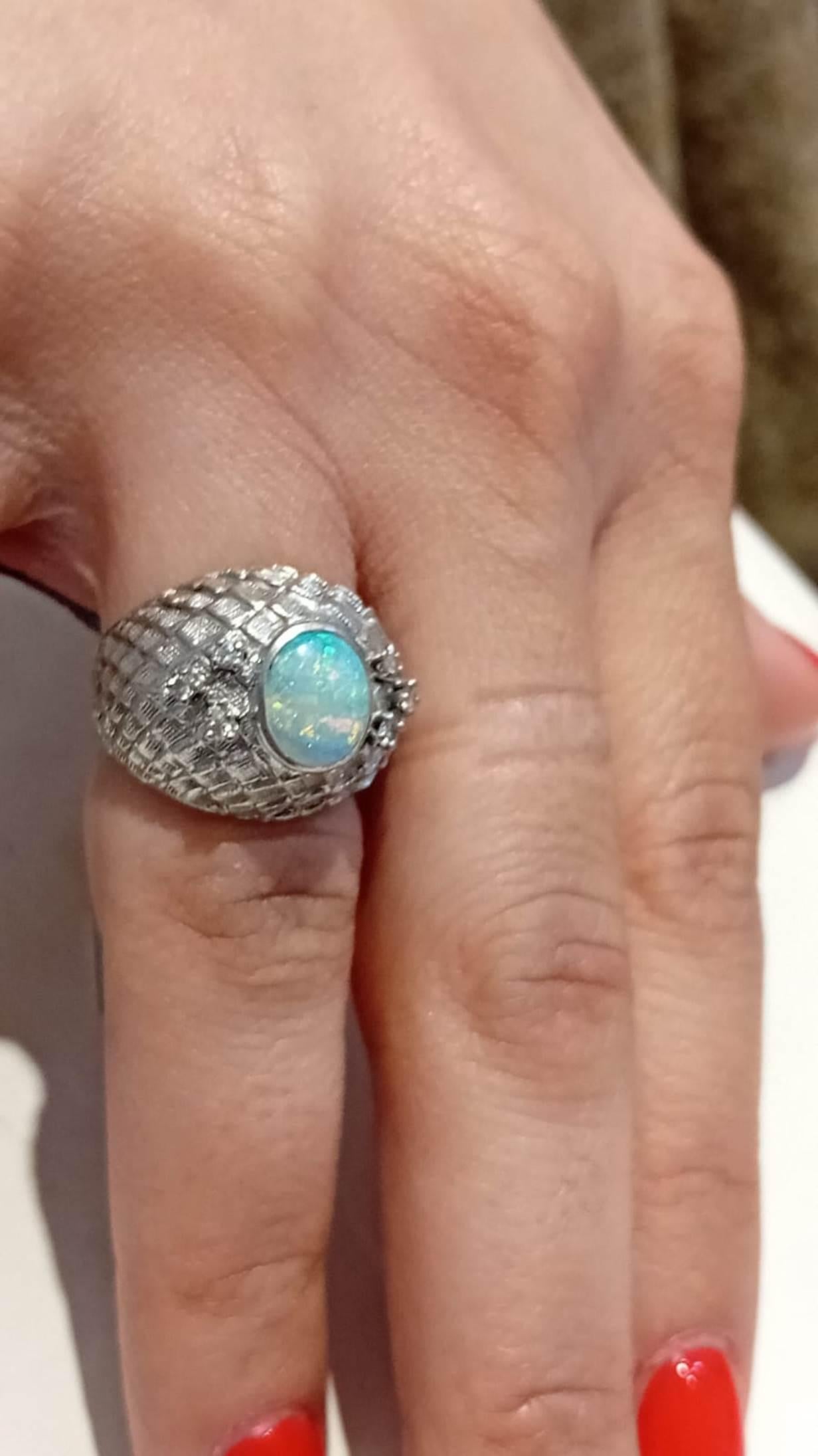 Vintage 18 karat White gold and Opal Ring In Excellent Condition For Sale In Jerusalem, IL