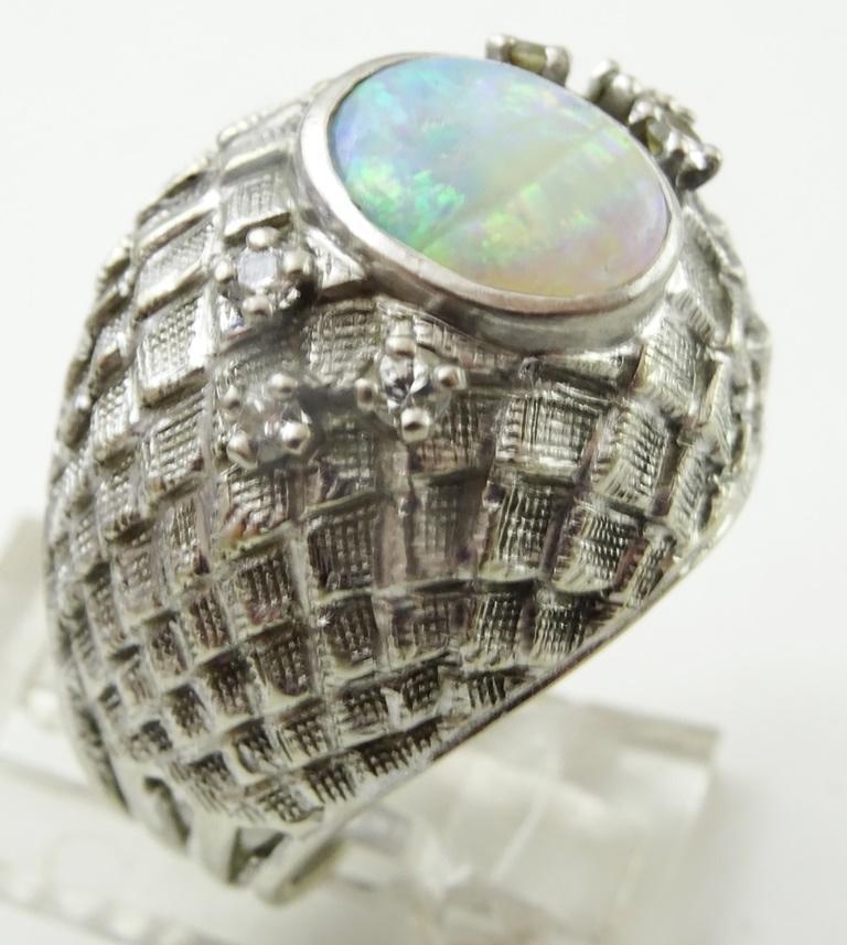 Women's or Men's Vintage 18 karat White gold and Opal Ring For Sale