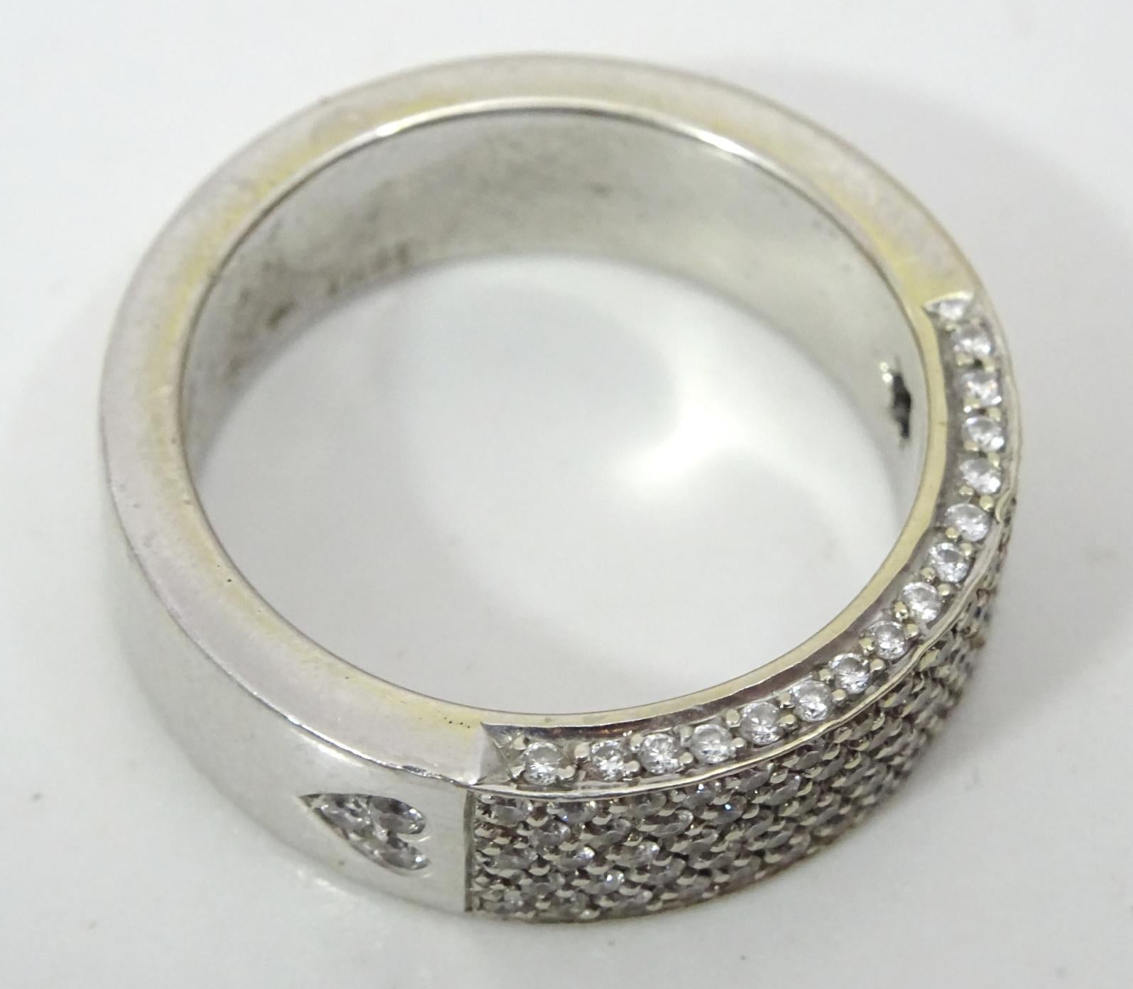 Moderniste Bague vintage en or blanc 18 carats et diamants pavés en vente