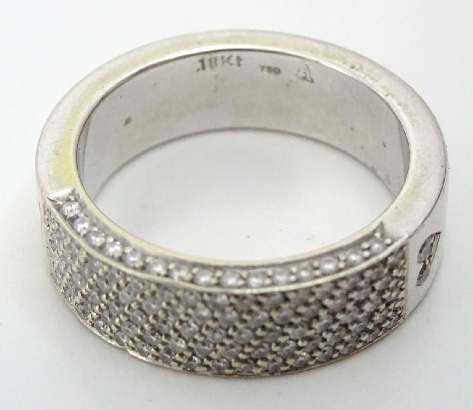 Taille ronde Bague vintage en or blanc 18 carats et diamants pavés en vente