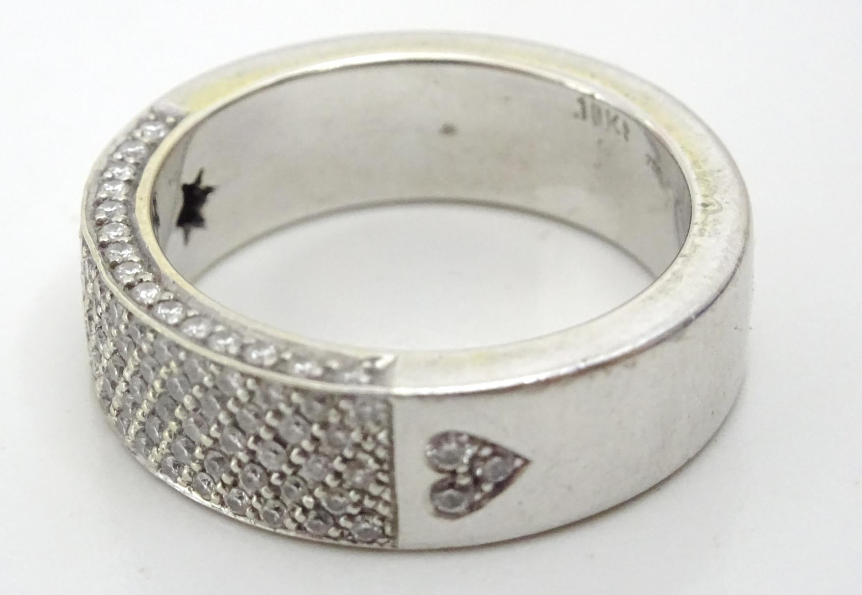 Vintage 18 karat White Gold and Pave Diamond Ring In Excellent Condition For Sale In Jerusalem, IL