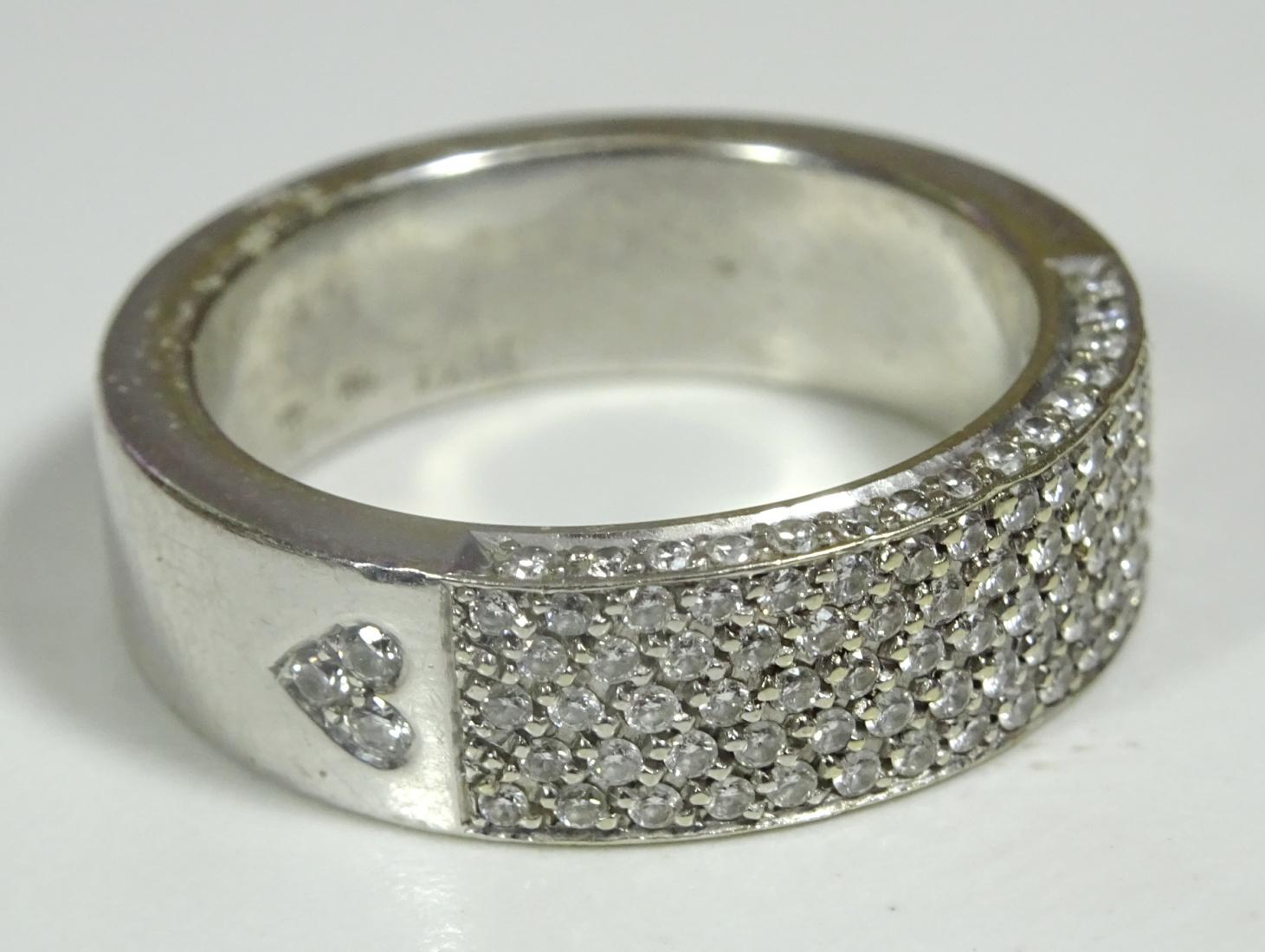 Bague vintage en or blanc 18 carats et diamants pavés Pour femmes en vente