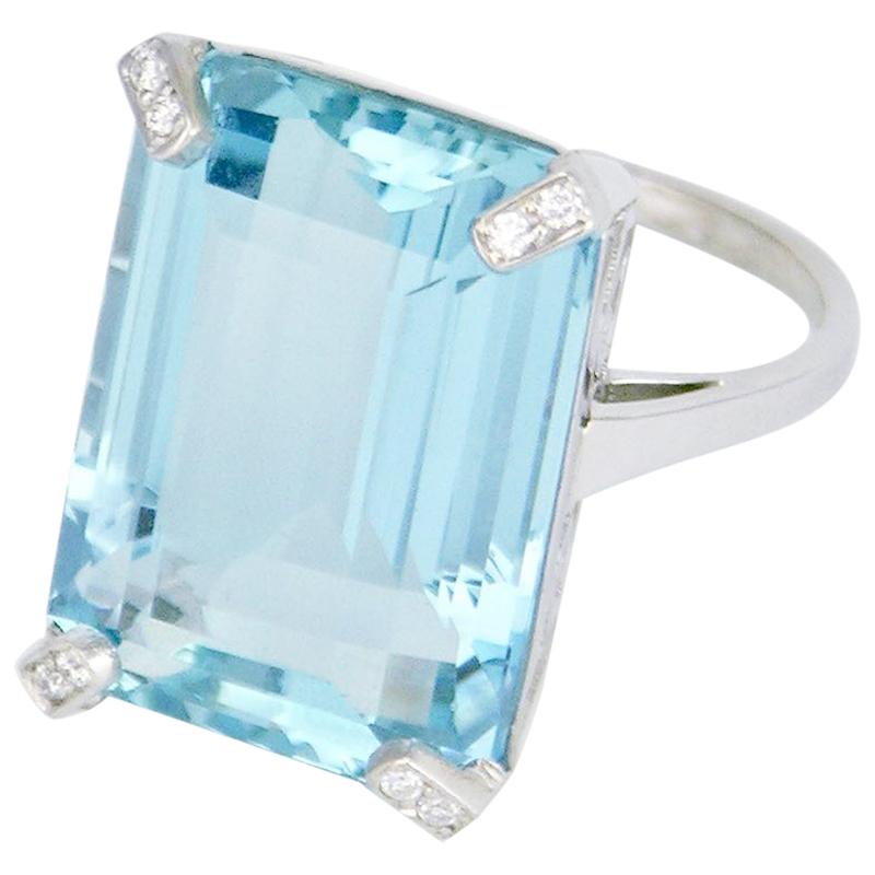 Vintage 18 Karat White Gold Aquamarine and Diamond Ring, 1970s For Sale