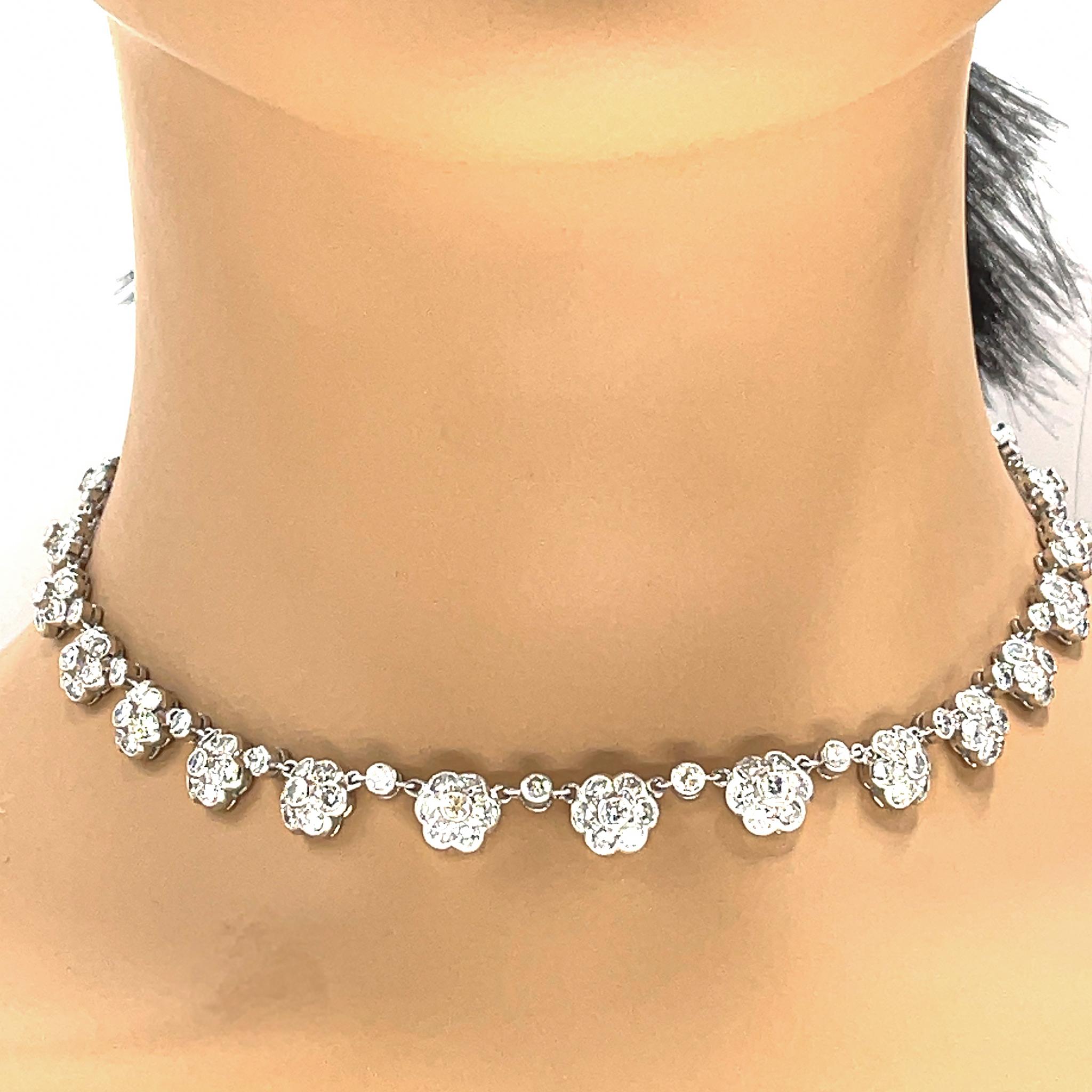 18 Karat Weißgold Diamant-Blumen-Halskette im Angebot 1