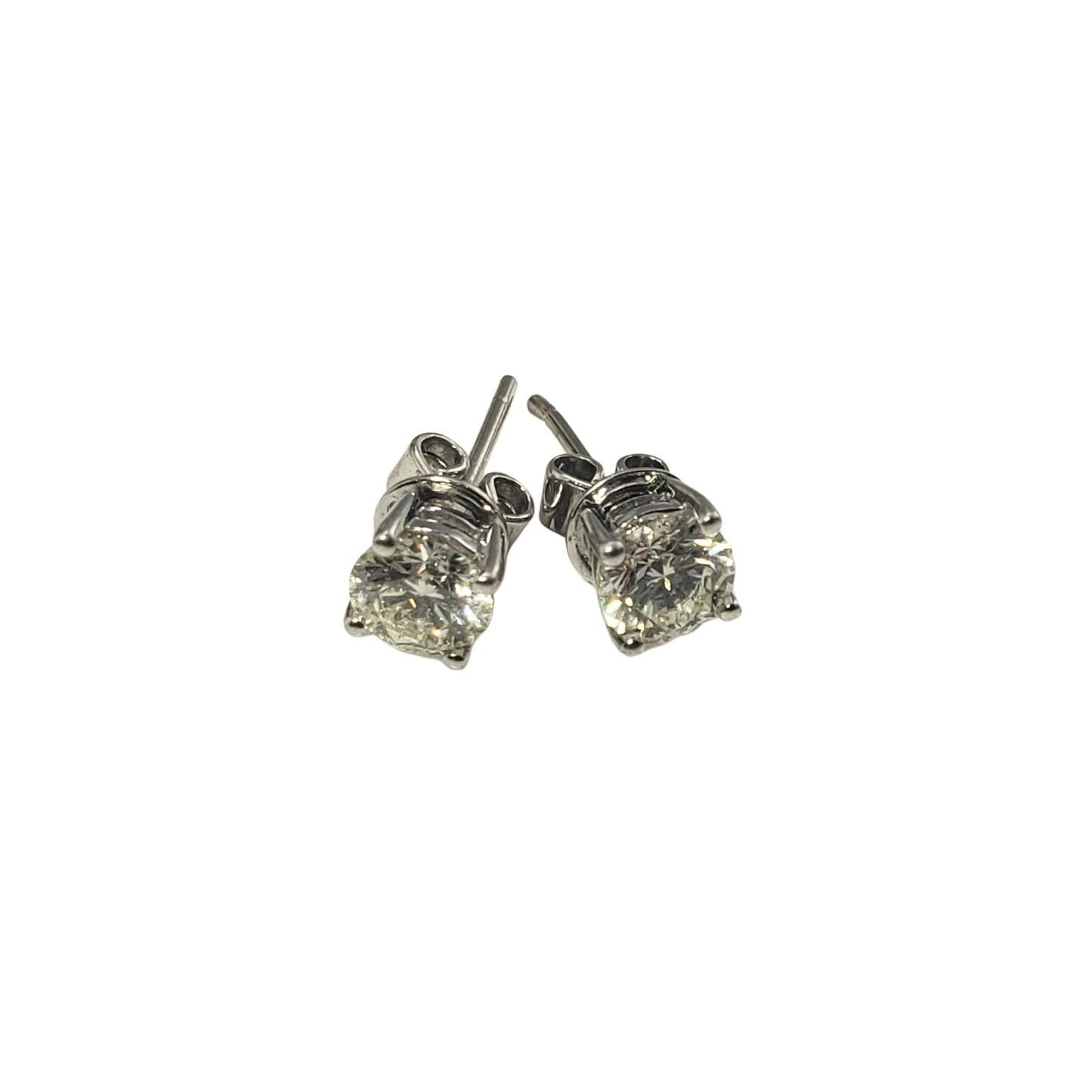 Vintage 18 Karat White Gold Diamond Stud Earrings .96 TCW.-

These sparkling stud earrings each features one round brilliant cut diamond set in classic 18K white gold. Push back closures.

Approximate total diamond weight: .96 ct. (.48cts