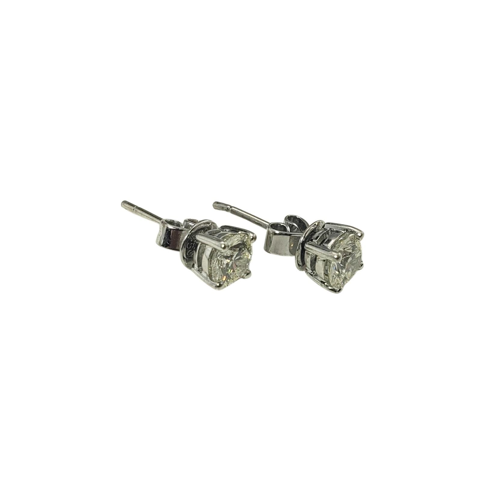 18 Karat Weißgold Diamant-Ohrstecker .96 TCW.- im Zustand „Gut“ im Angebot in Washington Depot, CT