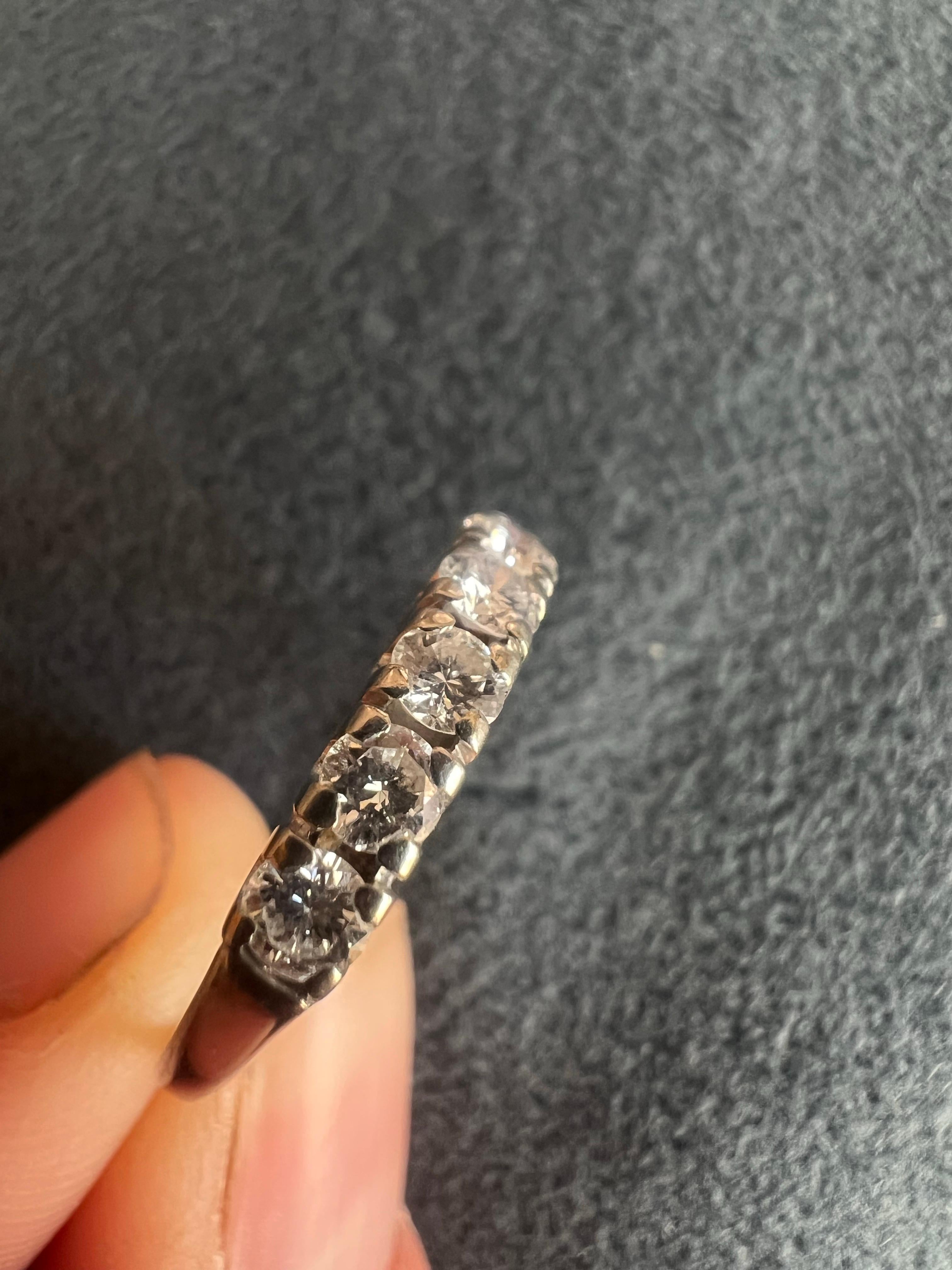 Antique 18 karat white gold eight round cut diamonds band ring in SI quality and H-I colour, 9 karat, size 51.
France, circa 1920