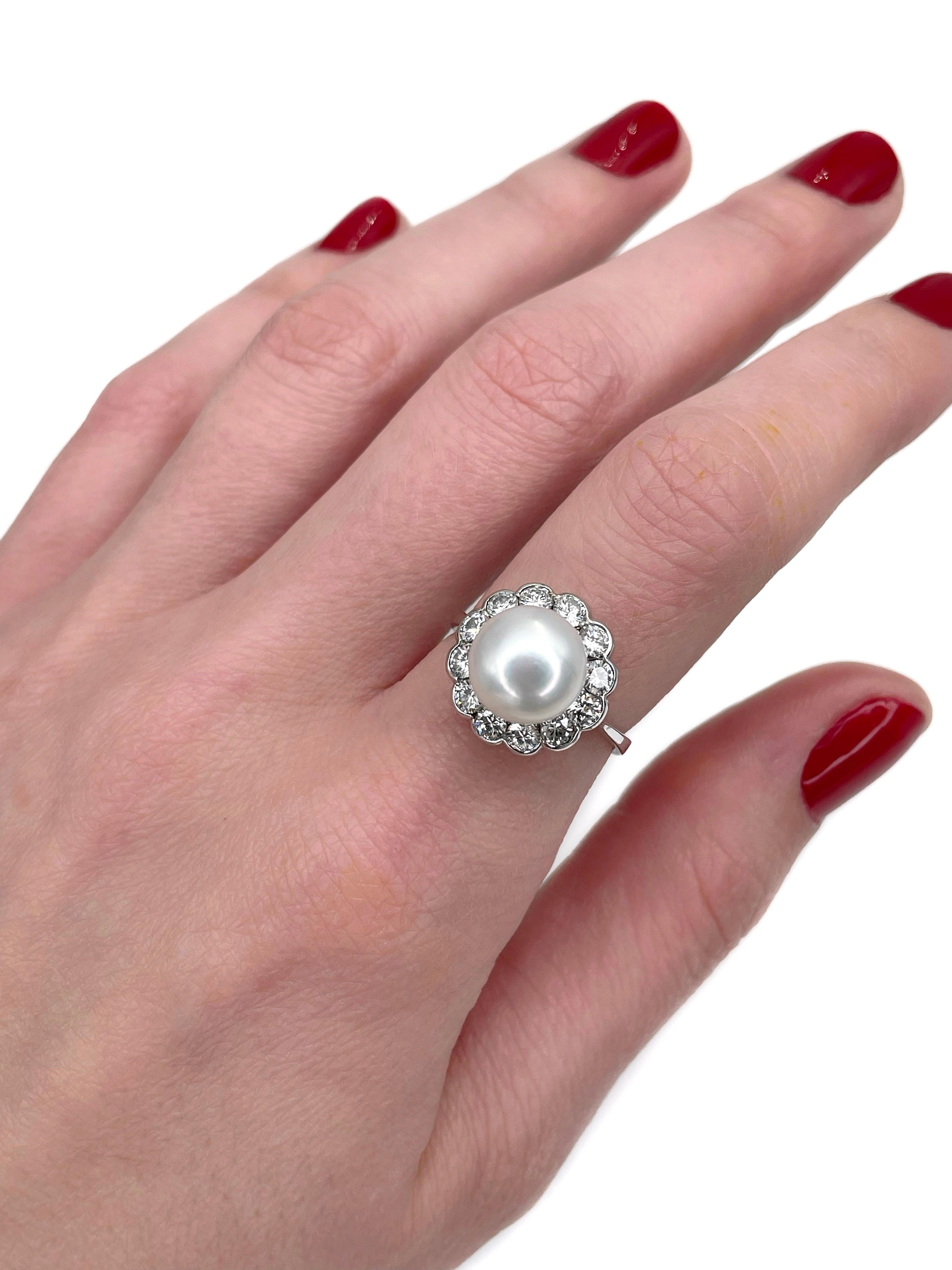 This is a vintage cluster ring crafted in 18K white gold. Circa 1980. 

The piece features:
- 1 cultured pearl
- 12 diamonds (brilliant cut, TW 1.00ct, W-STW, SI)

Weight: 5.14g
Size: 17.25 (US 7)

IMPORTANT: please ask about the possibility to