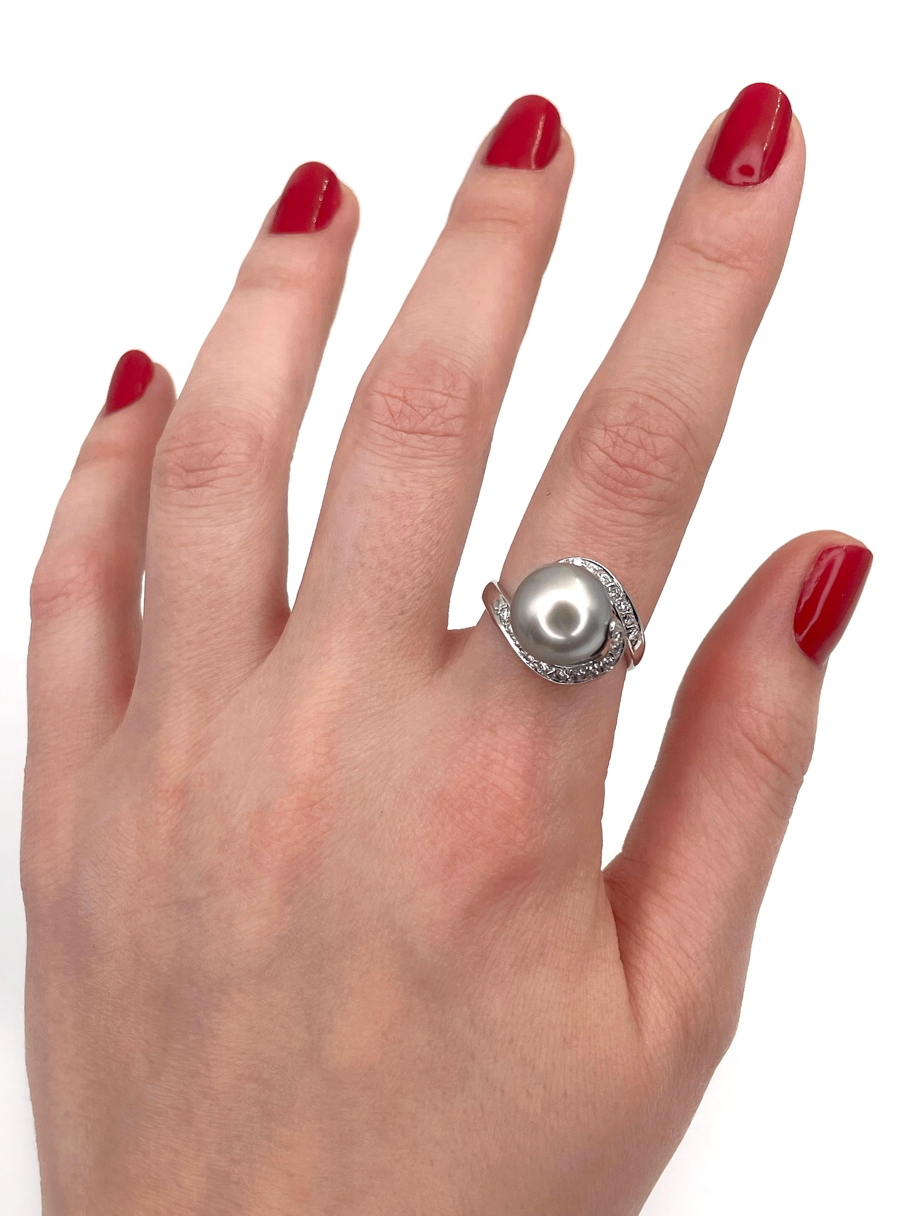 This is a vintage cocktail ring crafted in 18K white gold. Circa 1980. It features a cultured Tahitian pearl and 17 brilliant cut diamonds: TW 0.21ct, RW-W, SI. 

Weight: 7.58g
Size: 17.25 (US 6.75)

IMPORTANT: please ask about the possibility to