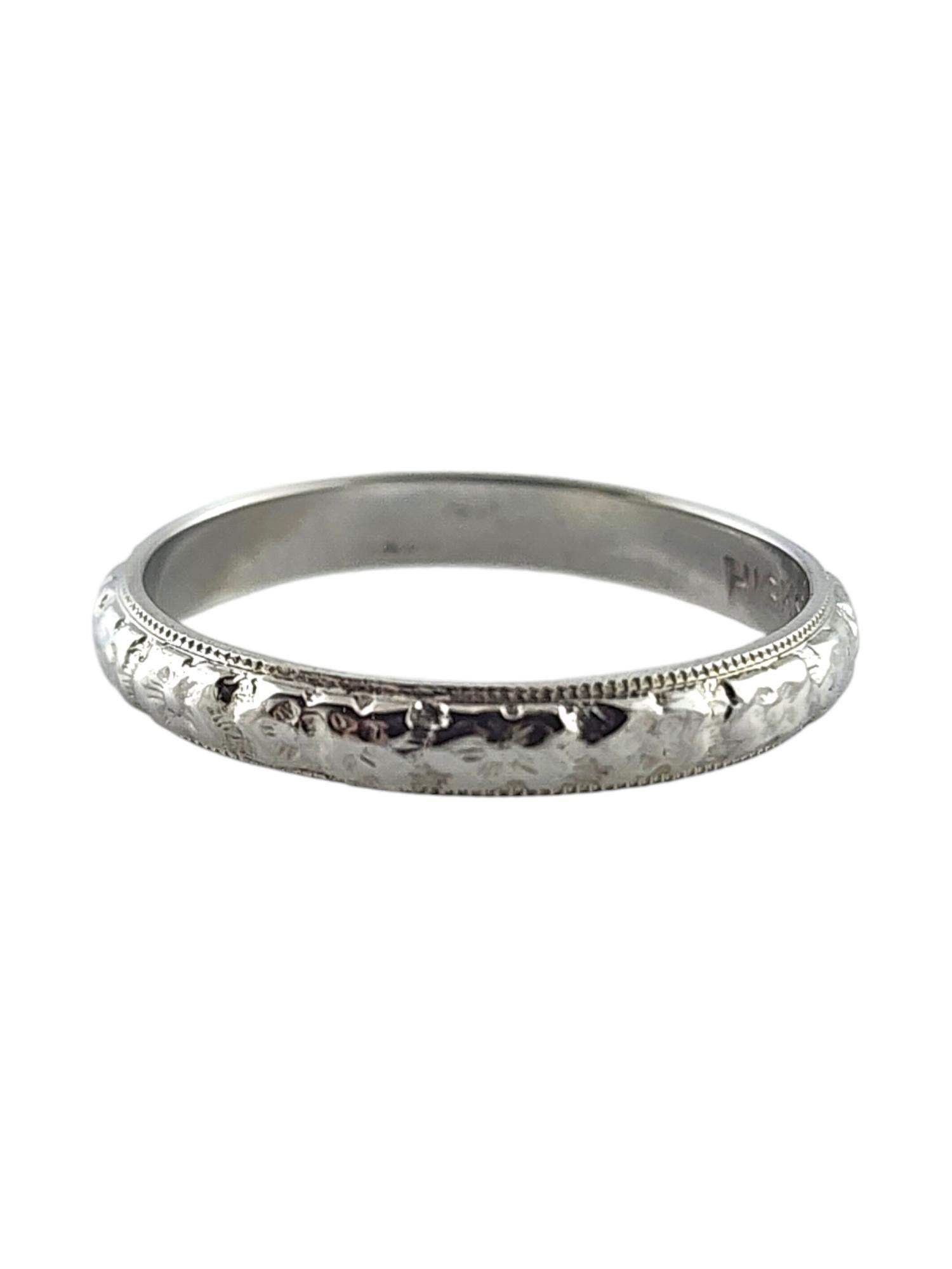 18 Karat White Gold Wedding Band Size 7.25

This stunning wedding band was crafted from 18K white gold with meticulous detailing for a beautiful finish!

Ring size: 7.25
Shank: 3.0mm

Weight: 2.75 g/ 1.77 dwt

Hallmark: H18KS

Very good condition,