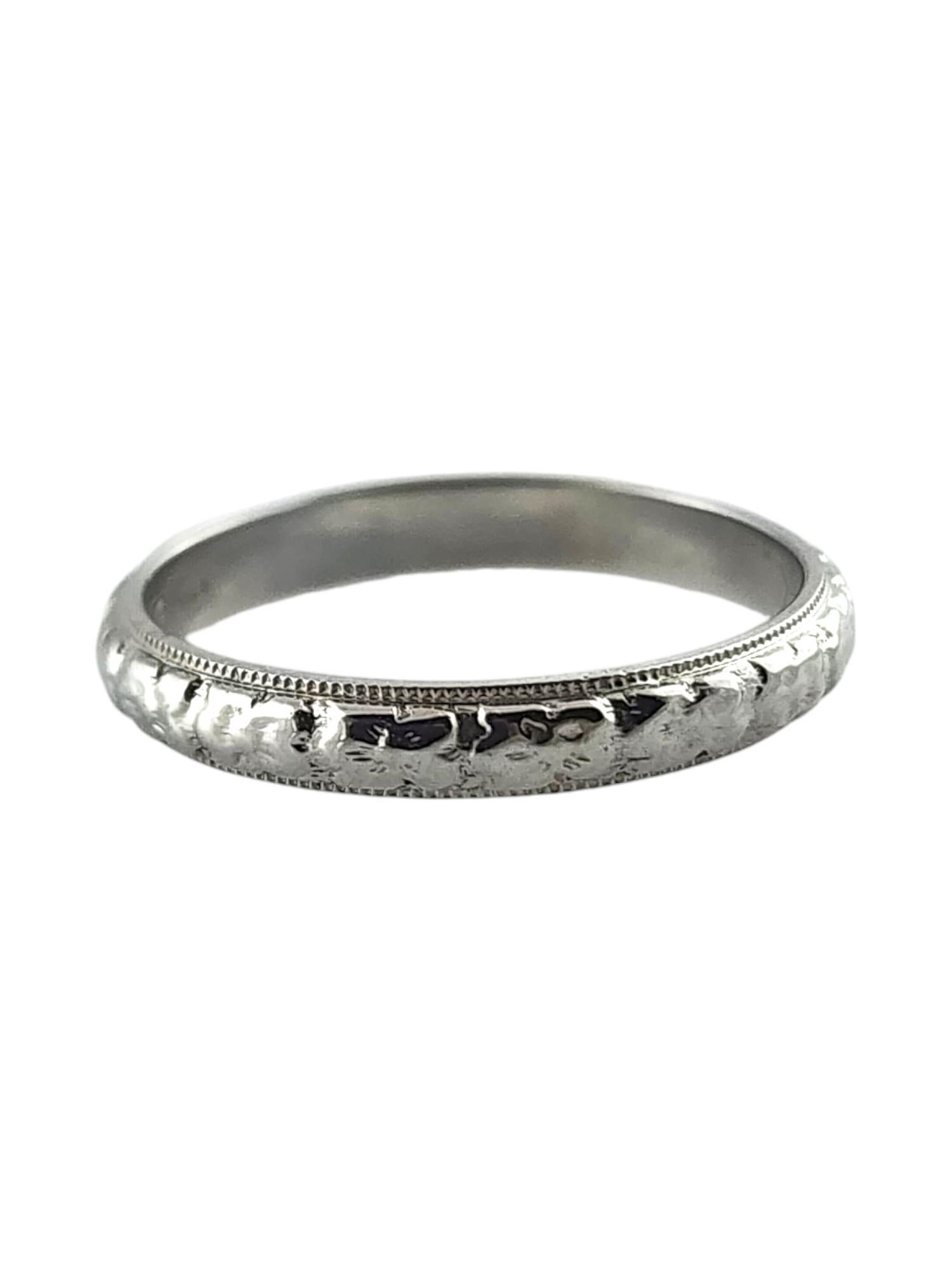 Vintage 18 Karat White Gold Wedding Band Size 7.25 #19281 In Good Condition For Sale In Washington Depot, CT