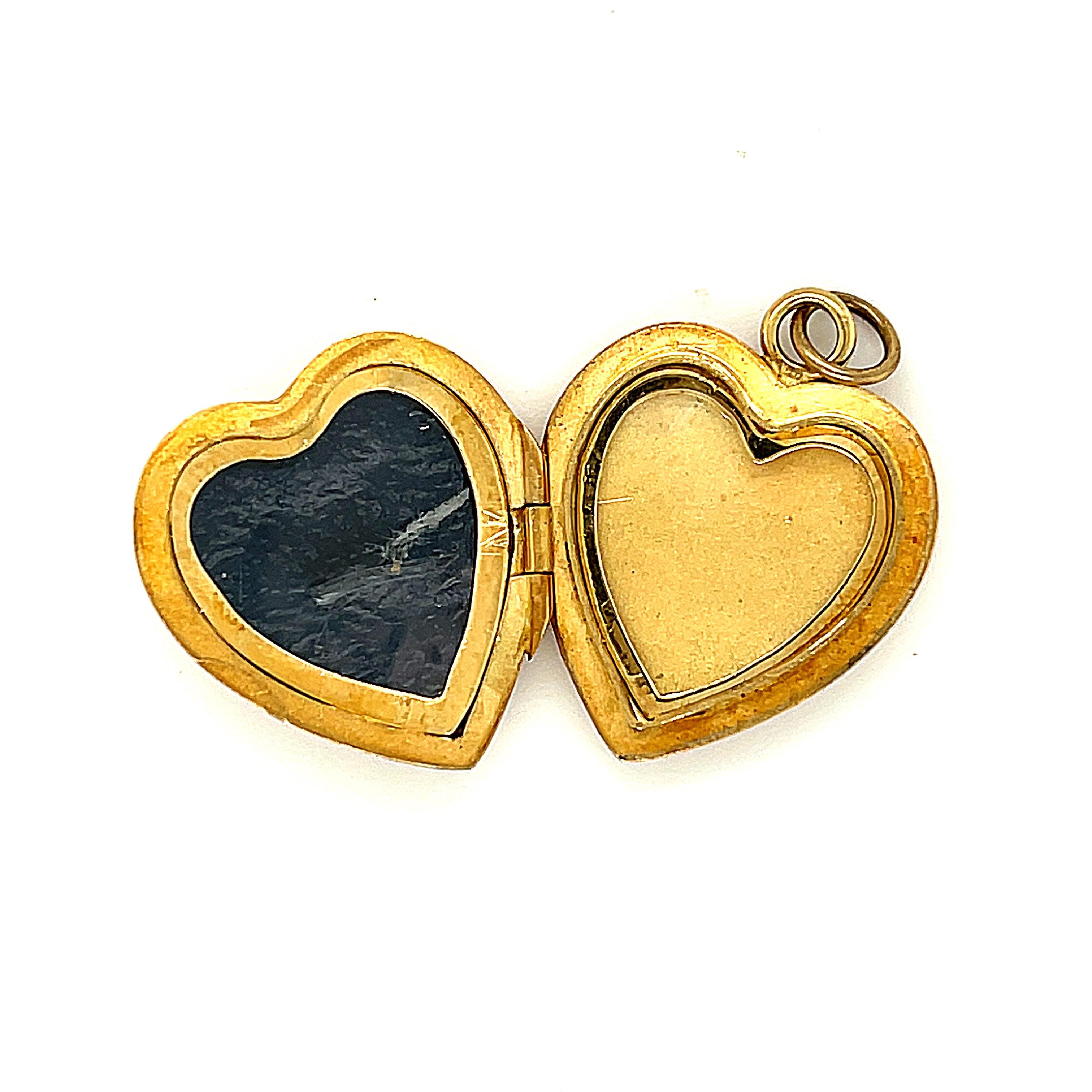 Charmant médaillon de cœur vintage en or 18 carats qui s'ouvre avec un cœur en diamant pavé sur le devant du médaillon, circa 1980. Le médaillon porte des poinçons anglais au dos du cœur. Le cœur s'ouvre et peut recevoir des photos. Le médaillon est