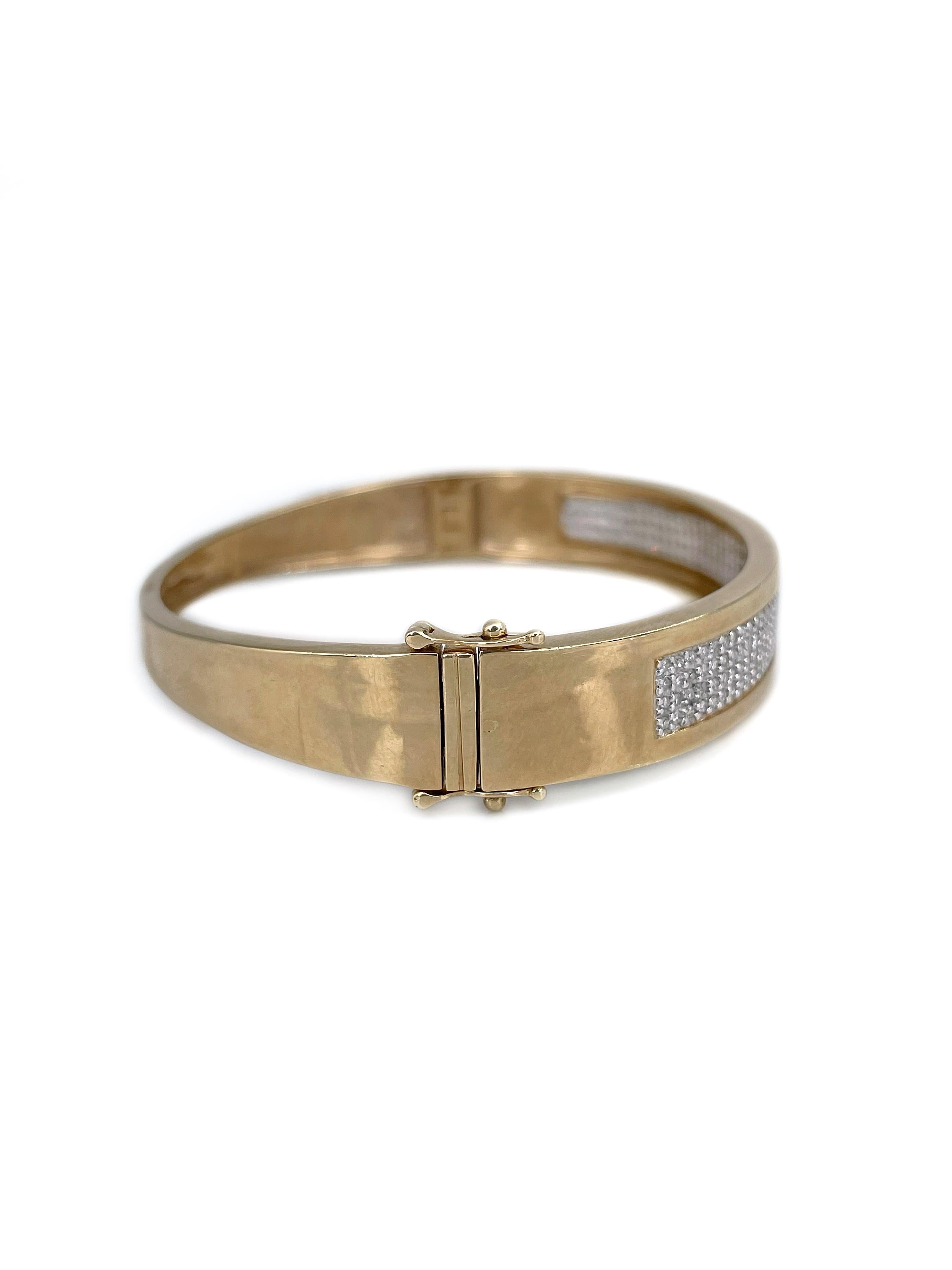 This is a classic design hinged bangle bracelet crafted in 18K yellow gold. Circa 1990. 

The piece features 200 diamonds: 17 facet, TW 0.70ct, RW-STW, SI-P1.

Weight: 22.22g
Inner circumference: 17cm
Width (max): 1cm

———

If you have any