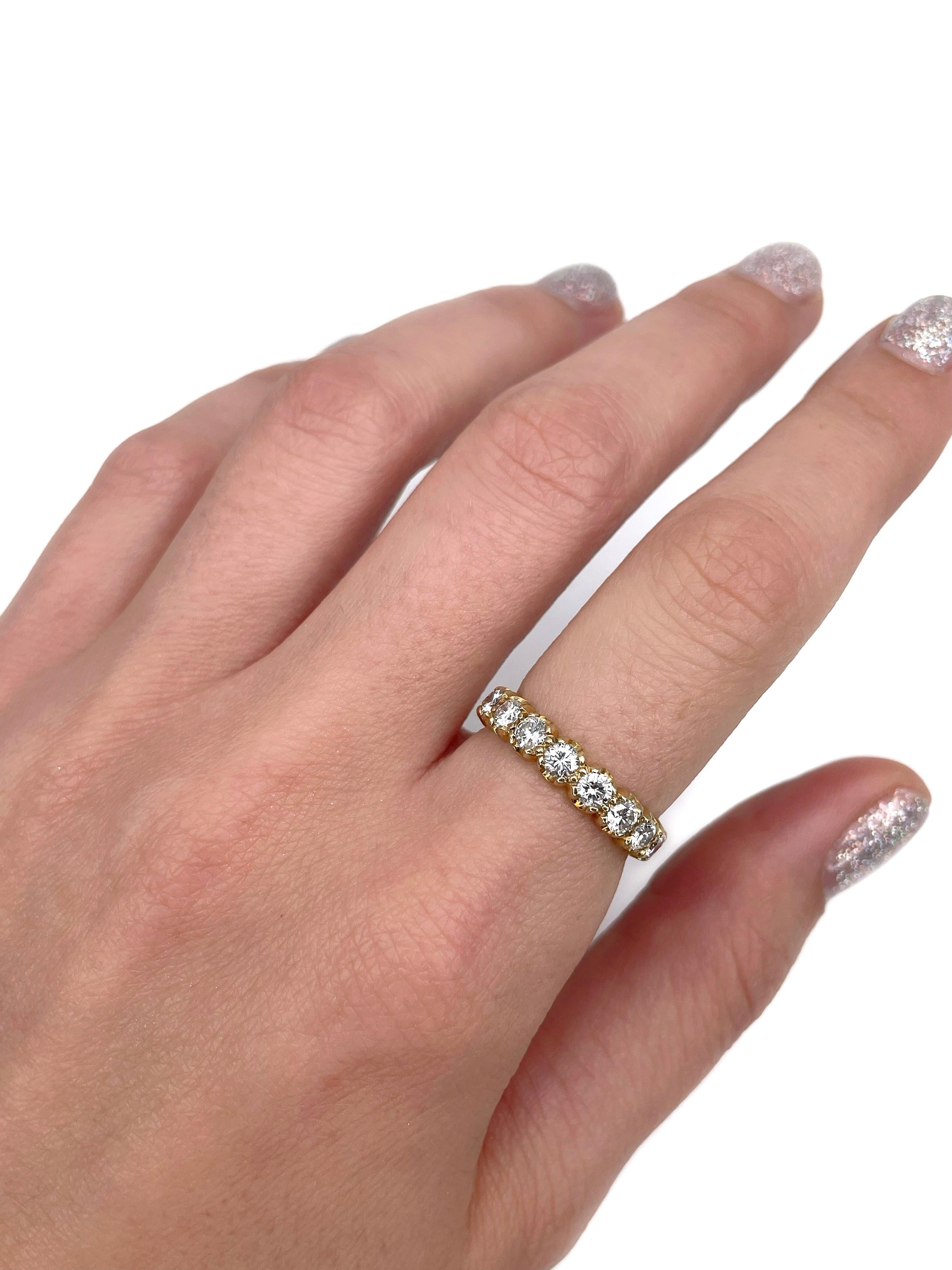 Si tratta di un anello vintage a fascia per l'eternità realizzato in oro giallo 18 carati. Circa 1990.

Il pezzo presenta 19 diamanti taglio brillante: TW 2,10ct, RW+/W, P1-P2.

Peso: 3,44 g 
Taglia: 16.75 (US 6.25)
Importante: non può essere