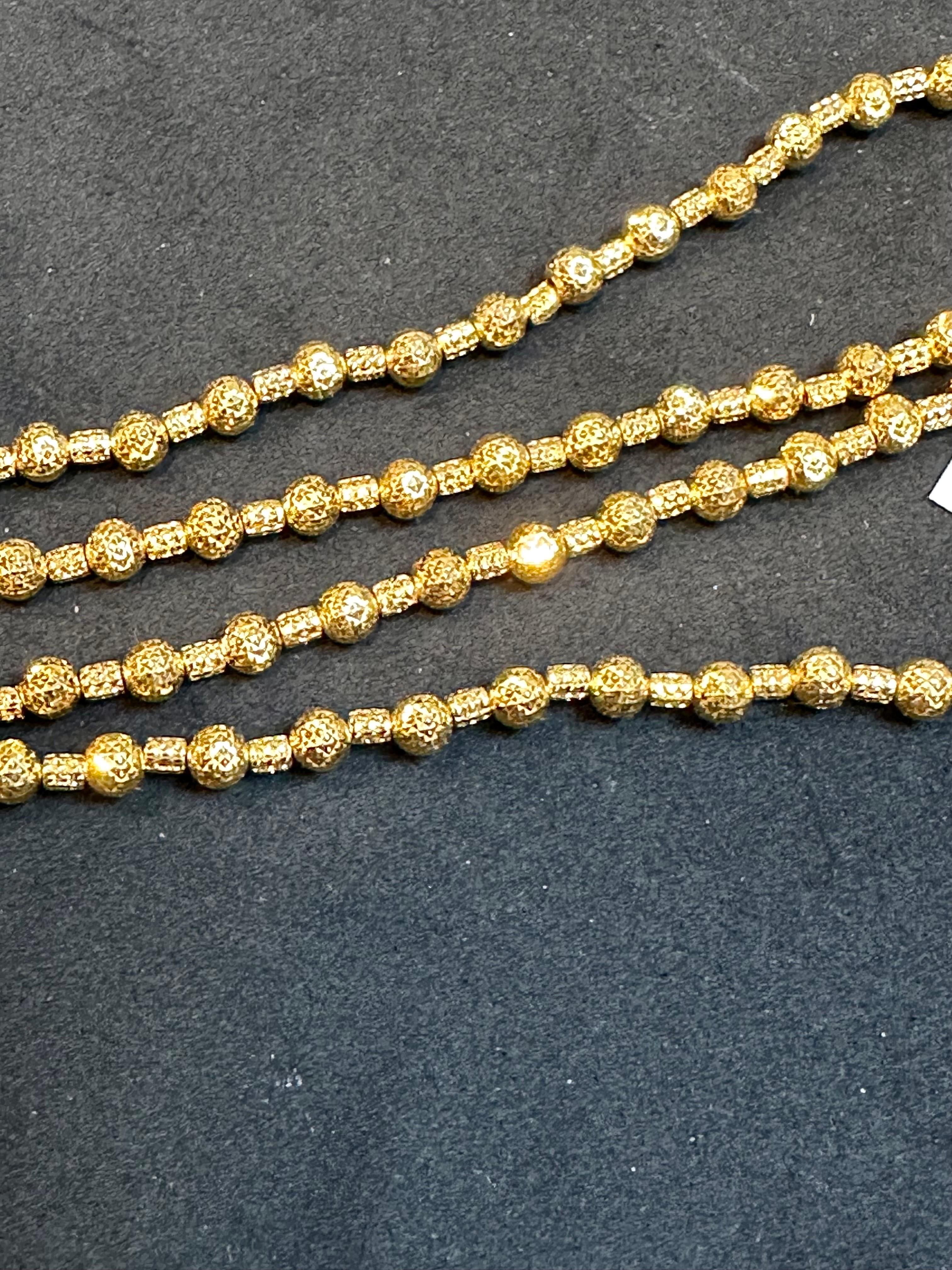 Wenn Sie auf der Suche nach einem klassischen Schmuckstück sind, das nie aus der Mode kommt, sollten Sie diese Kugelkette aus 18 Karat Gelbgold in Betracht ziehen. Die Halskette ist aus hochwertigem 18-karätigem Gelbgold gefertigt und wiegt 9,5